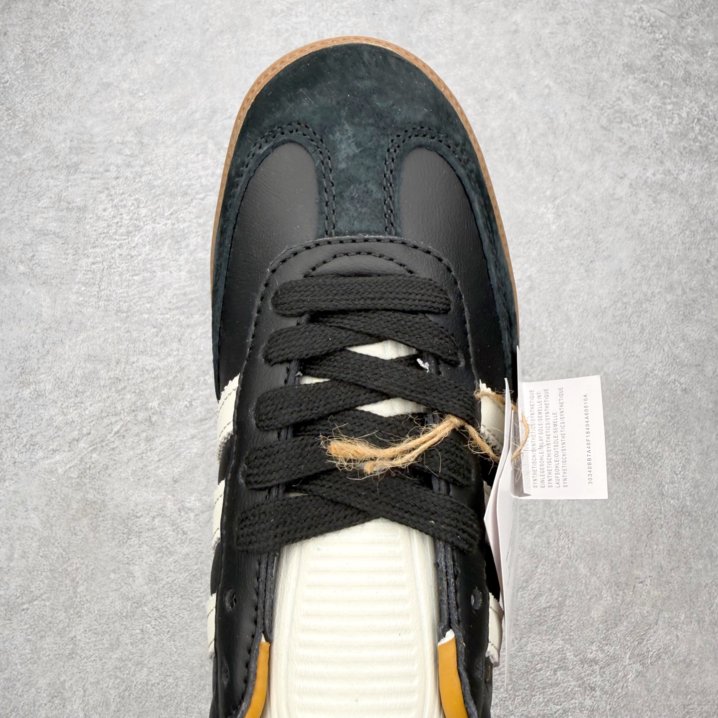 图片[4]-＃HZ AD Original Samba OG 桑巴复古经典轻便板鞋 ID8707 口碑大厂出品 全网最全AD系列 品控大底版型不断改良更新 全套原纸板楦头开发 确保原汁原味 完美呈现桑巴版型 一比一鞋头弧度高度鞋身弧度 此版本只针对中端市场 皮料材质有所更替 其他数据细节工艺流程均保持一致 绝不口嗨 细节品控鞋型随意对比 正确烫金高频细节 原装纳米超迁皮料 独家私模橡胶大底 原盒原配 这款桑巴鞋展示了高质量的工艺 带有装饰的超锁缝制和无缝的手感 柔软、柔软的皮革造型和标志性的3条纹完成了精致的外观 正规合身鞋带 鞋面上有绒面鞋垫 橡胶鞋底 享受正畸套筒软感 自50年代首次亮相以来就一直在赢得粉丝的青睐 尺码：36 36.5 37.5 38 38.5 39 40 40.5 41 42 42.5 43 44 44.5 45-选品中心