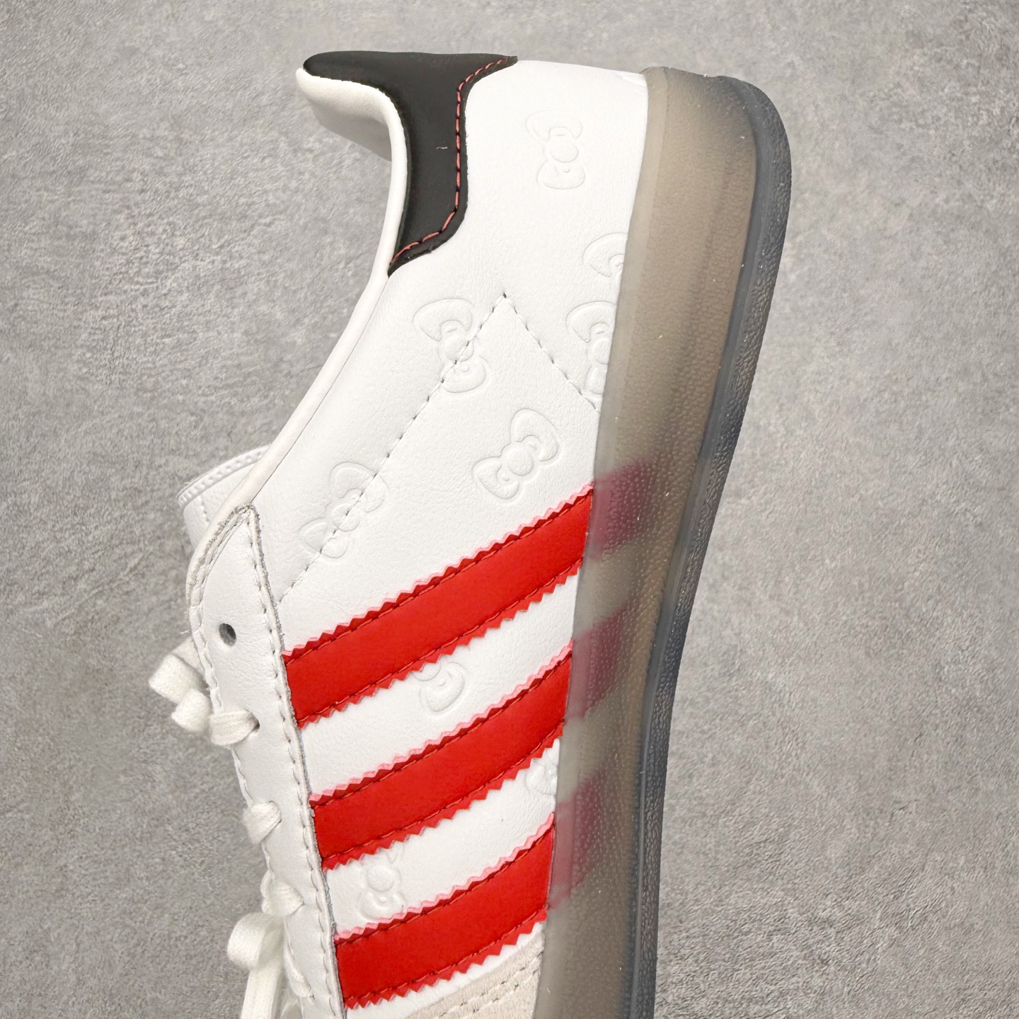 图片[7]-＃HZ AD Original Gazelle Indoor Trainers 瞪羚室内鞋系列低帮复古百搭休闲运动德训风板鞋 II0013 口碑大厂出品 全网最全AD系列 品控大底版型不断改良更新 全套原纸板楦头开发 确保原汁原味 完美呈现桑巴版型 长期补货超性价比特供批次 原厂定制长毛翻毛皮组合环保纤维革鞋面材质 内置环保海玻璃鞋垫 外置RB橡胶大底 产品品控稳定性领先行业 原厂全套原楦原纸板冲刀磨具开发 原厂皮料加持 原厂港宝加持定型后跟R度完美 将复古进行到底 简约流畅 三十年不变经典 这款Gazelle运动鞋 无论面料、配色、质感或设计 都只在重现其1991年原款的经典 皮革鞋面 撞色三条纹和鞋跟标的设计 力求呈现90年代的经典复古风潮 Samba火热的同时 也带动了其它的复古鞋型 Gazelle便是其中一只 Gazelle Indoor拥有包边更宽的T字型鞋头 更好的保护运动员的前掌 浓浓的复古氛围感 非常适合现在流行的Cleanfit风格 尺码：36 36⅔ 37⅓ 38 38⅔ 39⅓ 40 40⅔ 41⅓ 42 42⅔ 43⅓ 44 44⅔ 45-选品中心