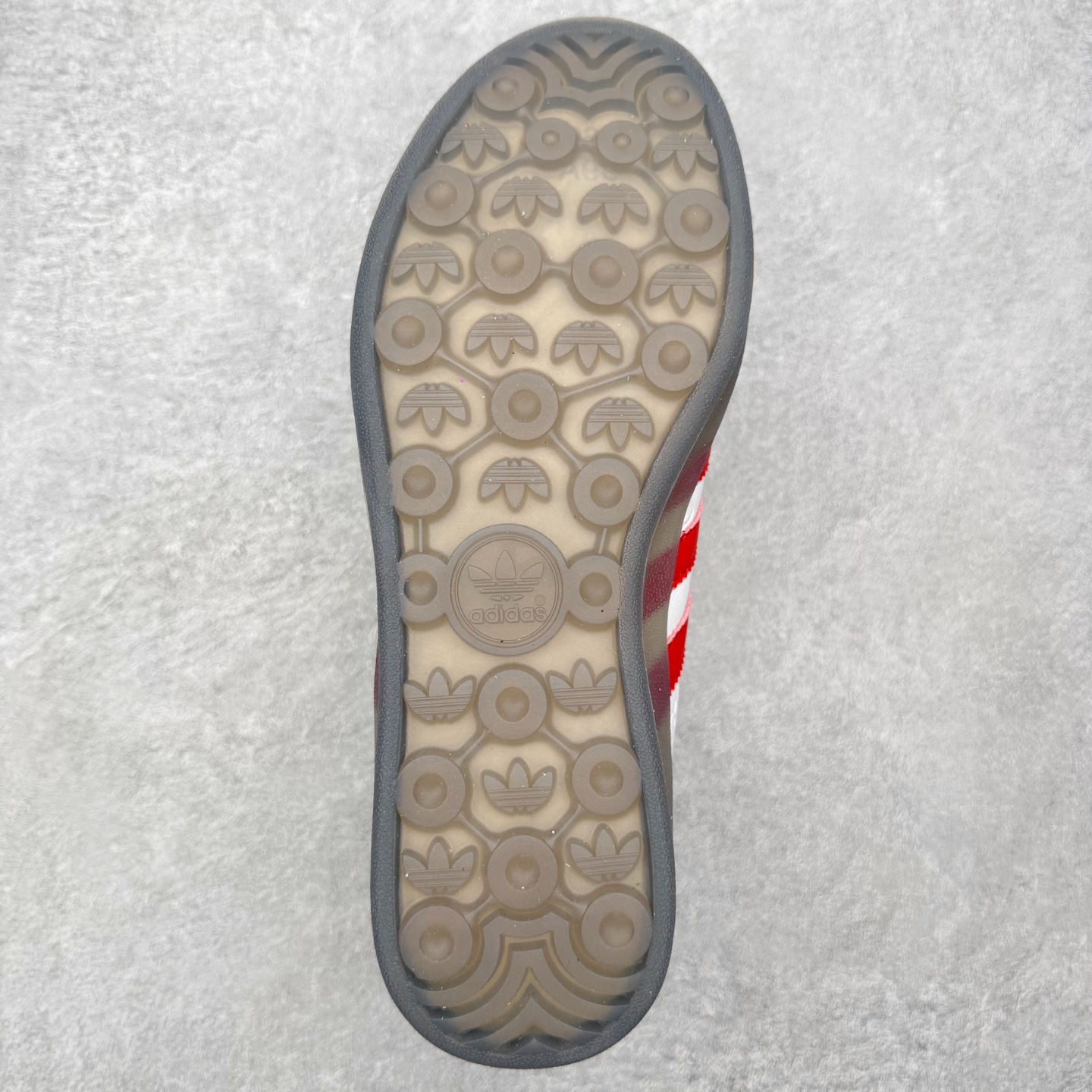 图片[9]-＃HZ AD Original Gazelle Indoor Trainers 瞪羚室内鞋系列低帮复古百搭休闲运动德训风板鞋 II0013 口碑大厂出品 全网最全AD系列 品控大底版型不断改良更新 全套原纸板楦头开发 确保原汁原味 完美呈现桑巴版型 长期补货超性价比特供批次 原厂定制长毛翻毛皮组合环保纤维革鞋面材质 内置环保海玻璃鞋垫 外置RB橡胶大底 产品品控稳定性领先行业 原厂全套原楦原纸板冲刀磨具开发 原厂皮料加持 原厂港宝加持定型后跟R度完美 将复古进行到底 简约流畅 三十年不变经典 这款Gazelle运动鞋 无论面料、配色、质感或设计 都只在重现其1991年原款的经典 皮革鞋面 撞色三条纹和鞋跟标的设计 力求呈现90年代的经典复古风潮 Samba火热的同时 也带动了其它的复古鞋型 Gazelle便是其中一只 Gazelle Indoor拥有包边更宽的T字型鞋头 更好的保护运动员的前掌 浓浓的复古氛围感 非常适合现在流行的Cleanfit风格 尺码：36 36⅔ 37⅓ 38 38⅔ 39⅓ 40 40⅔ 41⅓ 42 42⅔ 43⅓ 44 44⅔ 45-选品中心