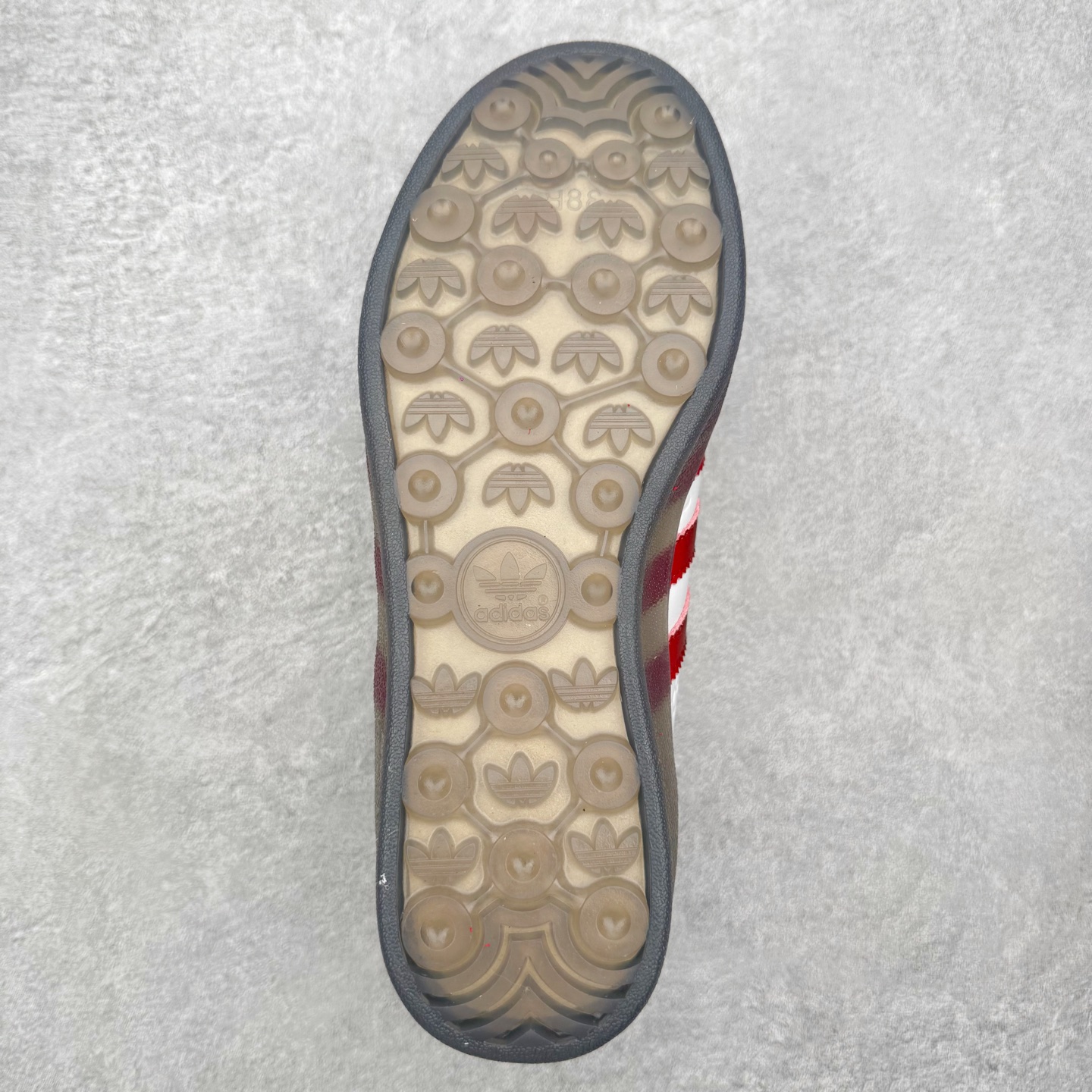 图片[9]-＃HZ AD Original Gazelle Indoor Trainers 瞪羚室内鞋系列低帮复古百搭休闲运动德训风板鞋 II0013 口碑大厂出品 全网最全AD系列 品控大底版型不断改良更新 全套原纸板楦头开发 确保原汁原味 完美呈现桑巴版型 长期补货超性价比特供批次 原厂定制长毛翻毛皮组合环保纤维革鞋面材质 内置环保海玻璃鞋垫 外置RB橡胶大底 产品品控稳定性领先行业 原厂全套原楦原纸板冲刀磨具开发 原厂皮料加持 原厂港宝加持定型后跟R度完美 将复古进行到底 简约流畅 三十年不变经典 这款Gazelle运动鞋 无论面料、配色、质感或设计 都只在重现其1991年原款的经典 皮革鞋面 撞色三条纹和鞋跟标的设计 力求呈现90年代的经典复古风潮 Samba火热的同时 也带动了其它的复古鞋型 Gazelle便是其中一只 Gazelle Indoor拥有包边更宽的T字型鞋头 更好的保护运动员的前掌 浓浓的复古氛围感 非常适合现在流行的Cleanfit风格 尺码：36 36⅔ 37⅓ 38 38⅔ 39⅓ 40 40⅔ 41⅓ 42 42⅔ 43⅓ 44 44⅔ 45-选品中心
