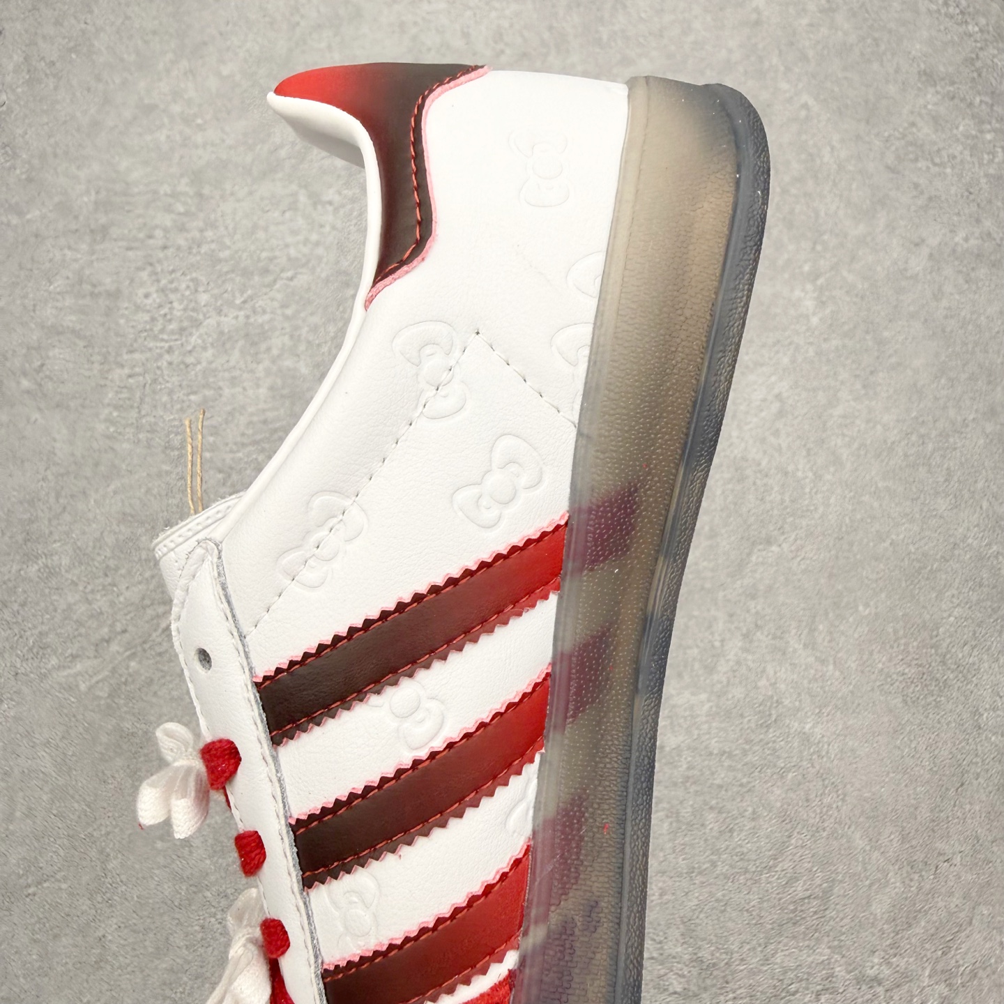 图片[7]-＃HZ AD Original Gazelle Indoor Trainers 瞪羚室内鞋系列低帮复古百搭休闲运动德训风板鞋 II0013 口碑大厂出品 全网最全AD系列 品控大底版型不断改良更新 全套原纸板楦头开发 确保原汁原味 完美呈现桑巴版型 长期补货超性价比特供批次 原厂定制长毛翻毛皮组合环保纤维革鞋面材质 内置环保海玻璃鞋垫 外置RB橡胶大底 产品品控稳定性领先行业 原厂全套原楦原纸板冲刀磨具开发 原厂皮料加持 原厂港宝加持定型后跟R度完美 将复古进行到底 简约流畅 三十年不变经典 这款Gazelle运动鞋 无论面料、配色、质感或设计 都只在重现其1991年原款的经典 皮革鞋面 撞色三条纹和鞋跟标的设计 力求呈现90年代的经典复古风潮 Samba火热的同时 也带动了其它的复古鞋型 Gazelle便是其中一只 Gazelle Indoor拥有包边更宽的T字型鞋头 更好的保护运动员的前掌 浓浓的复古氛围感 非常适合现在流行的Cleanfit风格 尺码：36 36⅔ 37⅓ 38 38⅔ 39⅓ 40 40⅔ 41⅓ 42 42⅔ 43⅓ 44 44⅔ 45-选品中心