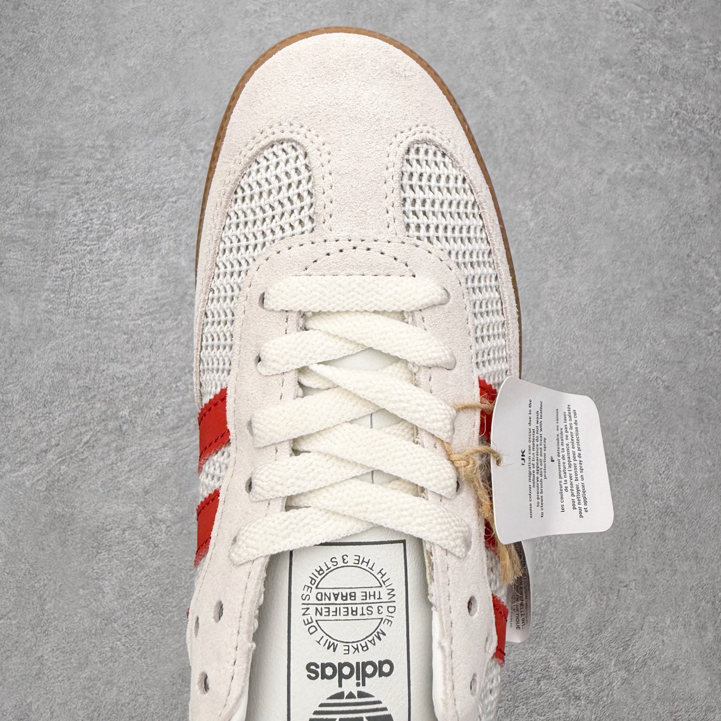 图片[4]-＃HZ AD Original Samba OG 桑巴复古经典轻便板鞋 IG1380 口碑大厂出品 全网最全AD系列 品控大底版型不断改良更新 全套原纸板楦头开发 确保原汁原味 完美呈现桑巴版型 一比一鞋头弧度高度鞋身弧度 此版本只针对中端市场 皮料材质有所更替 其他数据细节工艺流程均保持一致 绝不口嗨 细节品控鞋型随意对比 正确烫金高频细节 原装纳米超迁皮料 独家私模橡胶大底 原盒原配 这款桑巴鞋展示了高质量的工艺 带有装饰的超锁缝制和无缝的手感 柔软、柔软的皮革造型和标志性的3条纹完成了精致的外观 正规合身鞋带 鞋面上有绒面鞋垫 橡胶鞋底 享受正畸套筒软感 自50年代首次亮相以来就一直在赢得粉丝的青睐 尺码：36 36.5 37.5 38 38.5 39 40 40.5 41 42 42.5 43 44 44.5 45-选品中心