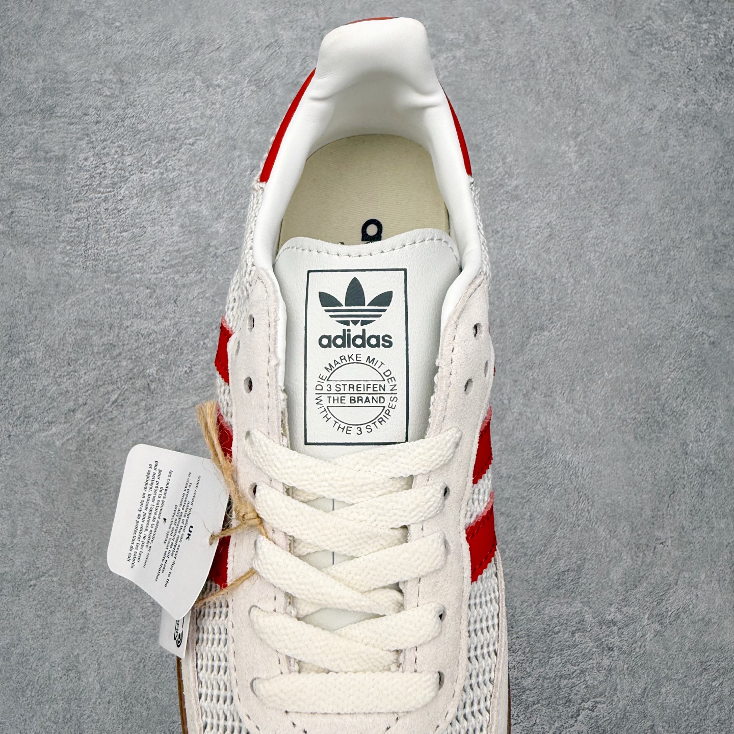 图片[5]-＃HZ AD Original Samba OG 桑巴复古经典轻便板鞋 IG1380 口碑大厂出品 全网最全AD系列 品控大底版型不断改良更新 全套原纸板楦头开发 确保原汁原味 完美呈现桑巴版型 一比一鞋头弧度高度鞋身弧度 此版本只针对中端市场 皮料材质有所更替 其他数据细节工艺流程均保持一致 绝不口嗨 细节品控鞋型随意对比 正确烫金高频细节 原装纳米超迁皮料 独家私模橡胶大底 原盒原配 这款桑巴鞋展示了高质量的工艺 带有装饰的超锁缝制和无缝的手感 柔软、柔软的皮革造型和标志性的3条纹完成了精致的外观 正规合身鞋带 鞋面上有绒面鞋垫 橡胶鞋底 享受正畸套筒软感 自50年代首次亮相以来就一直在赢得粉丝的青睐 尺码：36 36.5 37.5 38 38.5 39 40 40.5 41 42 42.5 43 44 44.5 45-选品中心