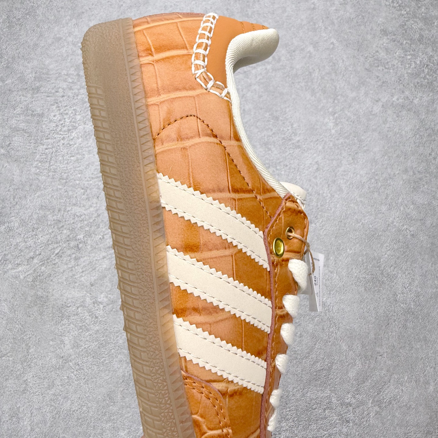 图片[6]-＃HZ AD Original Samba OG 桑巴复古经典轻便板鞋 JH9826 口碑大厂出品 全网最全AD系列 品控大底版型不断改良更新 全套原纸板楦头开发 确保原汁原味 完美呈现桑巴版型 一比一鞋头弧度高度鞋身弧度 此版本只针对中端市场 皮料材质有所更替 其他数据细节工艺流程均保持一致 绝不口嗨 细节品控鞋型随意对比 正确烫金高频细节 原装纳米超迁皮料 独家私模橡胶大底 原盒原配 这款桑巴鞋展示了高质量的工艺 带有装饰的超锁缝制和无缝的手感 柔软、柔软的皮革造型和标志性的3条纹完成了精致的外观 正规合身鞋带 鞋面上有绒面鞋垫 橡胶鞋底 享受正畸套筒软感 自50年代首次亮相以来就一直在赢得粉丝的青睐 尺码：36 36.5 37.5 38 38.5 39 40 40.5 41 42 42.5 43 44 44.5 45-选品中心