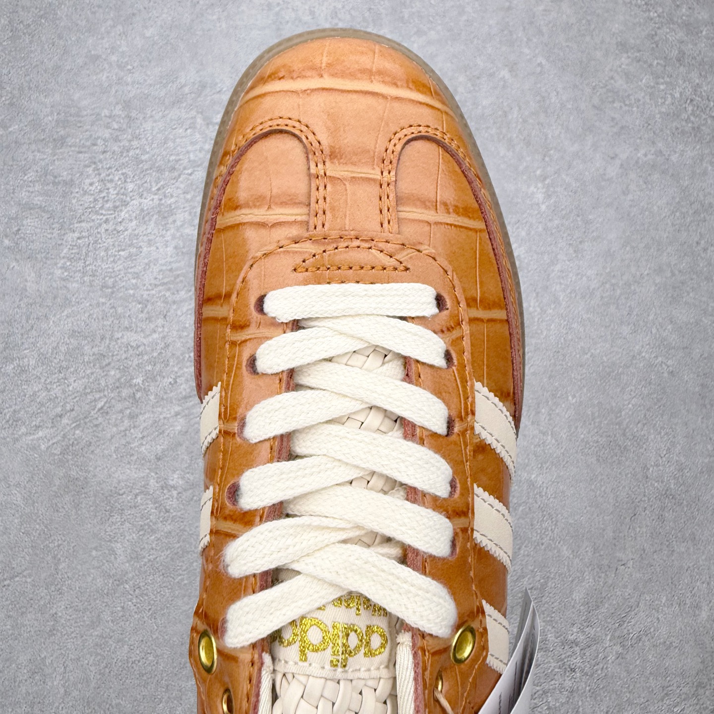 图片[4]-＃HZ AD Original Samba OG 桑巴复古经典轻便板鞋 JH9826 口碑大厂出品 全网最全AD系列 品控大底版型不断改良更新 全套原纸板楦头开发 确保原汁原味 完美呈现桑巴版型 一比一鞋头弧度高度鞋身弧度 此版本只针对中端市场 皮料材质有所更替 其他数据细节工艺流程均保持一致 绝不口嗨 细节品控鞋型随意对比 正确烫金高频细节 原装纳米超迁皮料 独家私模橡胶大底 原盒原配 这款桑巴鞋展示了高质量的工艺 带有装饰的超锁缝制和无缝的手感 柔软、柔软的皮革造型和标志性的3条纹完成了精致的外观 正规合身鞋带 鞋面上有绒面鞋垫 橡胶鞋底 享受正畸套筒软感 自50年代首次亮相以来就一直在赢得粉丝的青睐 尺码：36 36.5 37.5 38 38.5 39 40 40.5 41 42 42.5 43 44 44.5 45-选品中心