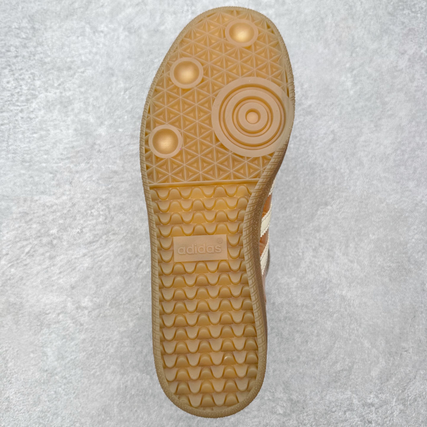 图片[9]-＃HZ AD Original Samba OG 桑巴复古经典轻便板鞋 JH9826 口碑大厂出品 全网最全AD系列 品控大底版型不断改良更新 全套原纸板楦头开发 确保原汁原味 完美呈现桑巴版型 一比一鞋头弧度高度鞋身弧度 此版本只针对中端市场 皮料材质有所更替 其他数据细节工艺流程均保持一致 绝不口嗨 细节品控鞋型随意对比 正确烫金高频细节 原装纳米超迁皮料 独家私模橡胶大底 原盒原配 这款桑巴鞋展示了高质量的工艺 带有装饰的超锁缝制和无缝的手感 柔软、柔软的皮革造型和标志性的3条纹完成了精致的外观 正规合身鞋带 鞋面上有绒面鞋垫 橡胶鞋底 享受正畸套筒软感 自50年代首次亮相以来就一直在赢得粉丝的青睐 尺码：36 36.5 37.5 38 38.5 39 40 40.5 41 42 42.5 43 44 44.5 45-选品中心