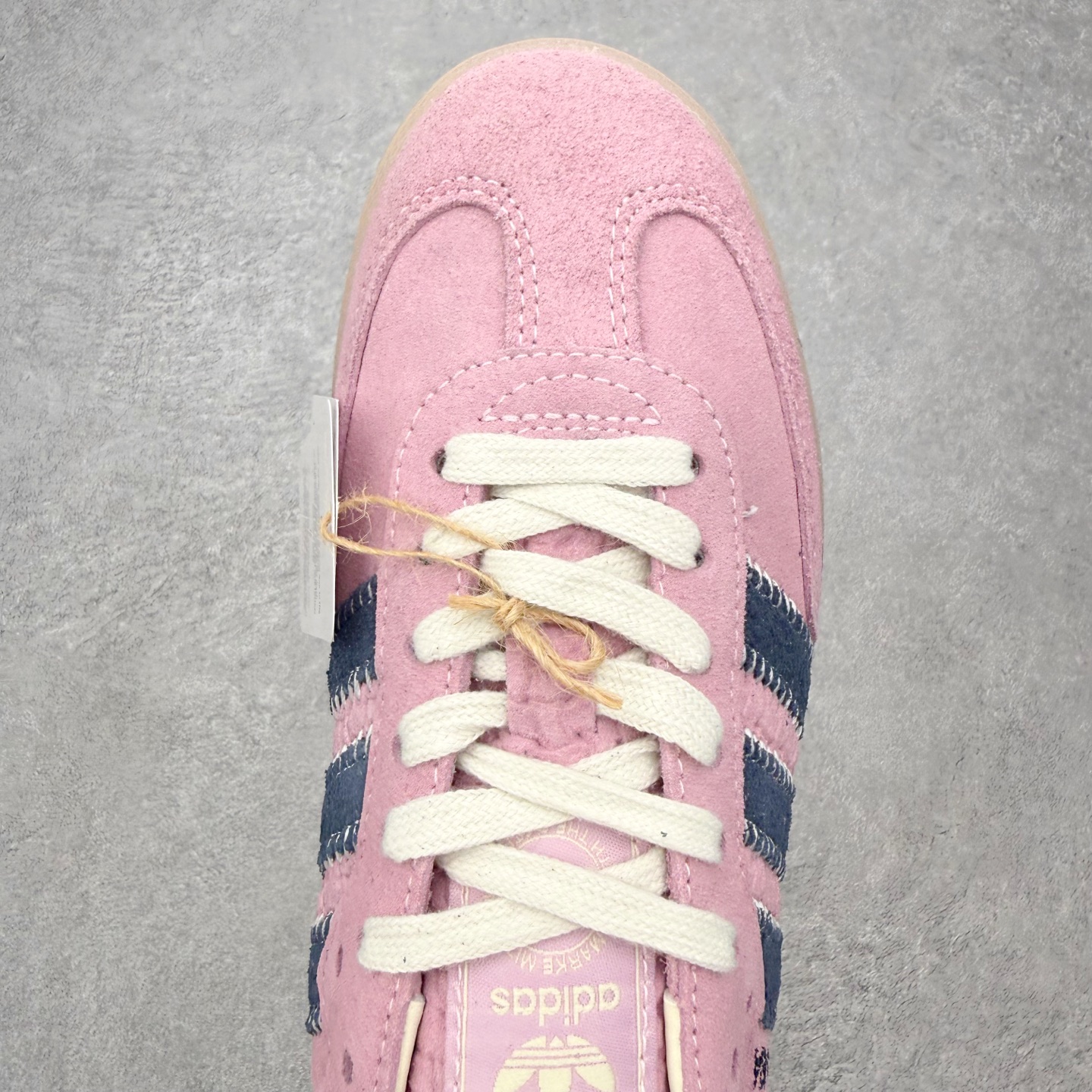 图片[4]-＃HZ AD Original Samba OG 桑巴复古经典轻便板鞋 IG4198 口碑大厂出品 全网最全AD系列 品控大底版型不断改良更新 全套原纸板楦头开发 确保原汁原味 完美呈现桑巴版型 一比一鞋头弧度高度鞋身弧度 此版本只针对中端市场 皮料材质有所更替 其他数据细节工艺流程均保持一致 绝不口嗨 细节品控鞋型随意对比 正确烫金高频细节 原装纳米超迁皮料 独家私模橡胶大底 原盒原配 这款桑巴鞋展示了高质量的工艺 带有装饰的超锁缝制和无缝的手感 柔软、柔软的皮革造型和标志性的3条纹完成了精致的外观 正规合身鞋带 鞋面上有绒面鞋垫 橡胶鞋底 享受正畸套筒软感 自50年代首次亮相以来就一直在赢得粉丝的青睐 尺码：36 36.5 37.5 38 38.5 39 40 40.5 41 42 42.5 43 44 44.5 45-选品中心