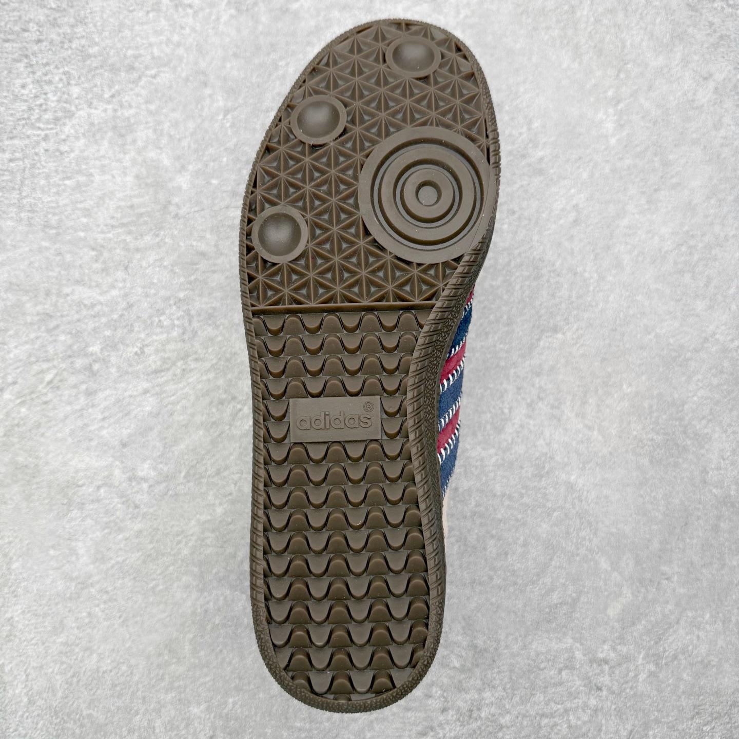 图片[9]-＃HZ AD Original Samba OG 桑巴复古经典轻便板鞋 ID6023 口碑大厂出品 全网最全AD系列 品控大底版型不断改良更新 全套原纸板楦头开发 确保原汁原味 完美呈现桑巴版型 一比一鞋头弧度高度鞋身弧度 此版本只针对中端市场 皮料材质有所更替 其他数据细节工艺流程均保持一致 绝不口嗨 细节品控鞋型随意对比 正确烫金高频细节 原装纳米超迁皮料 独家私模橡胶大底 原盒原配 这款桑巴鞋展示了高质量的工艺 带有装饰的超锁缝制和无缝的手感 柔软、柔软的皮革造型和标志性的3条纹完成了精致的外观 正规合身鞋带 鞋面上有绒面鞋垫 橡胶鞋底 享受正畸套筒软感 自50年代首次亮相以来就一直在赢得粉丝的青睐 尺码：36 36.5 37.5 38 38.5 39 40 40.5 41 42 42.5 43 44 44.5 45-选品中心