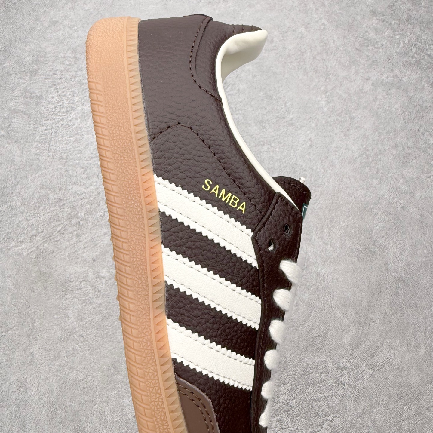 图片[6]-＃HZ AD Original Samba OG 桑巴复古经典轻便板鞋 JR0891 口碑大厂出品 全网最全AD系列 品控大底版型不断改良更新 全套原纸板楦头开发 确保原汁原味 完美呈现桑巴版型 一比一鞋头弧度高度鞋身弧度 此版本只针对中端市场 皮料材质有所更替 其他数据细节工艺流程均保持一致 绝不口嗨 细节品控鞋型随意对比 正确烫金高频细节 原装纳米超迁皮料 独家私模橡胶大底 原盒原配 这款桑巴鞋展示了高质量的工艺 带有装饰的超锁缝制和无缝的手感 柔软、柔软的皮革造型和标志性的3条纹完成了精致的外观 正规合身鞋带 鞋面上有绒面鞋垫 橡胶鞋底 享受正畸套筒软感 自50年代首次亮相以来就一直在赢得粉丝的青睐 尺码：36 36.5 37.5 38 38.5 39 40 40.5 41 42 42.5 43 44 44.5 45-选品中心