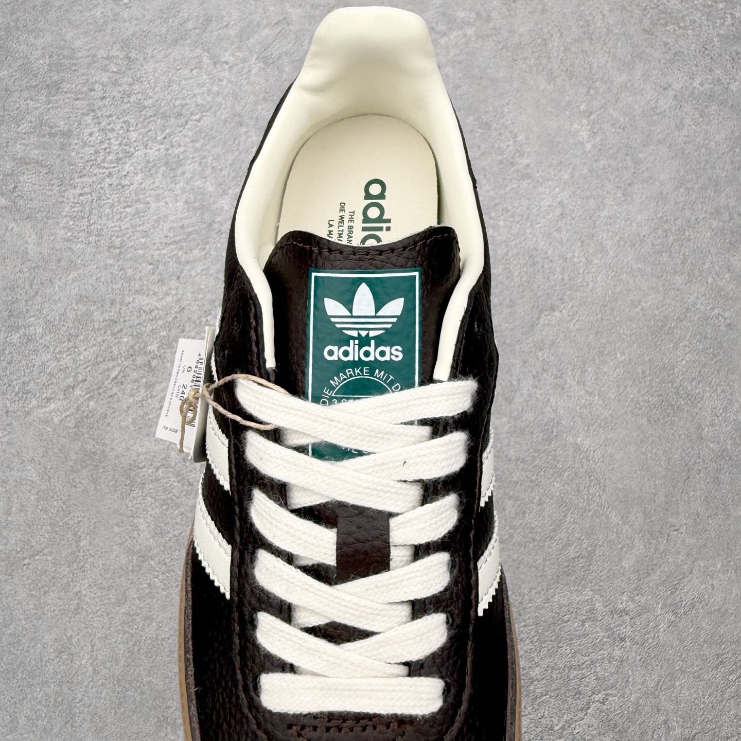图片[5]-＃HZ AD Original Samba OG 桑巴复古经典轻便板鞋 JR0891 口碑大厂出品 全网最全AD系列 品控大底版型不断改良更新 全套原纸板楦头开发 确保原汁原味 完美呈现桑巴版型 一比一鞋头弧度高度鞋身弧度 此版本只针对中端市场 皮料材质有所更替 其他数据细节工艺流程均保持一致 绝不口嗨 细节品控鞋型随意对比 正确烫金高频细节 原装纳米超迁皮料 独家私模橡胶大底 原盒原配 这款桑巴鞋展示了高质量的工艺 带有装饰的超锁缝制和无缝的手感 柔软、柔软的皮革造型和标志性的3条纹完成了精致的外观 正规合身鞋带 鞋面上有绒面鞋垫 橡胶鞋底 享受正畸套筒软感 自50年代首次亮相以来就一直在赢得粉丝的青睐 尺码：36 36.5 37.5 38 38.5 39 40 40.5 41 42 42.5 43 44 44.5 45-选品中心