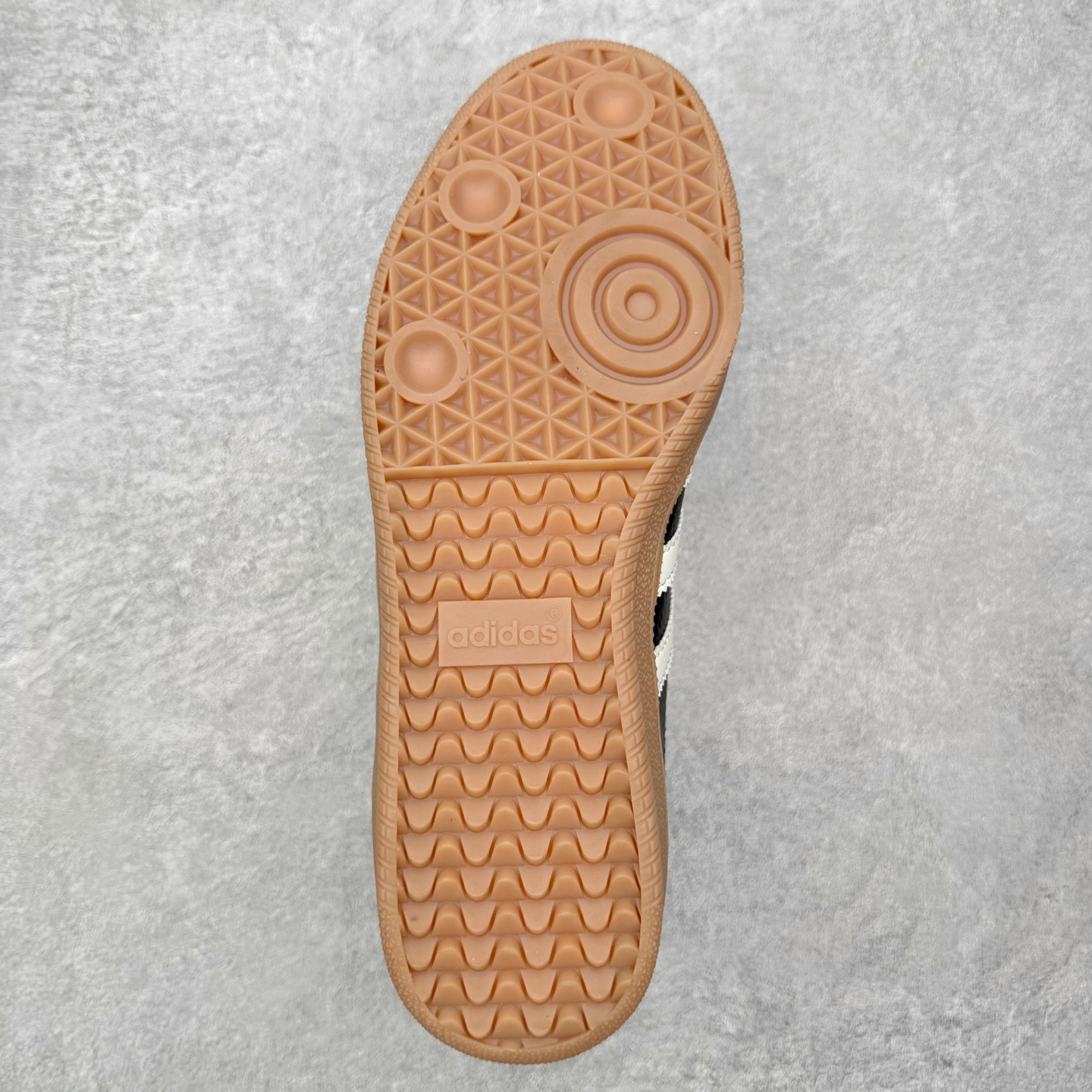 图片[9]-＃HZ AD Original Samba OG 桑巴复古经典轻便板鞋 JR0891 口碑大厂出品 全网最全AD系列 品控大底版型不断改良更新 全套原纸板楦头开发 确保原汁原味 完美呈现桑巴版型 一比一鞋头弧度高度鞋身弧度 此版本只针对中端市场 皮料材质有所更替 其他数据细节工艺流程均保持一致 绝不口嗨 细节品控鞋型随意对比 正确烫金高频细节 原装纳米超迁皮料 独家私模橡胶大底 原盒原配 这款桑巴鞋展示了高质量的工艺 带有装饰的超锁缝制和无缝的手感 柔软、柔软的皮革造型和标志性的3条纹完成了精致的外观 正规合身鞋带 鞋面上有绒面鞋垫 橡胶鞋底 享受正畸套筒软感 自50年代首次亮相以来就一直在赢得粉丝的青睐 尺码：36 36.5 37.5 38 38.5 39 40 40.5 41 42 42.5 43 44 44.5 45-选品中心