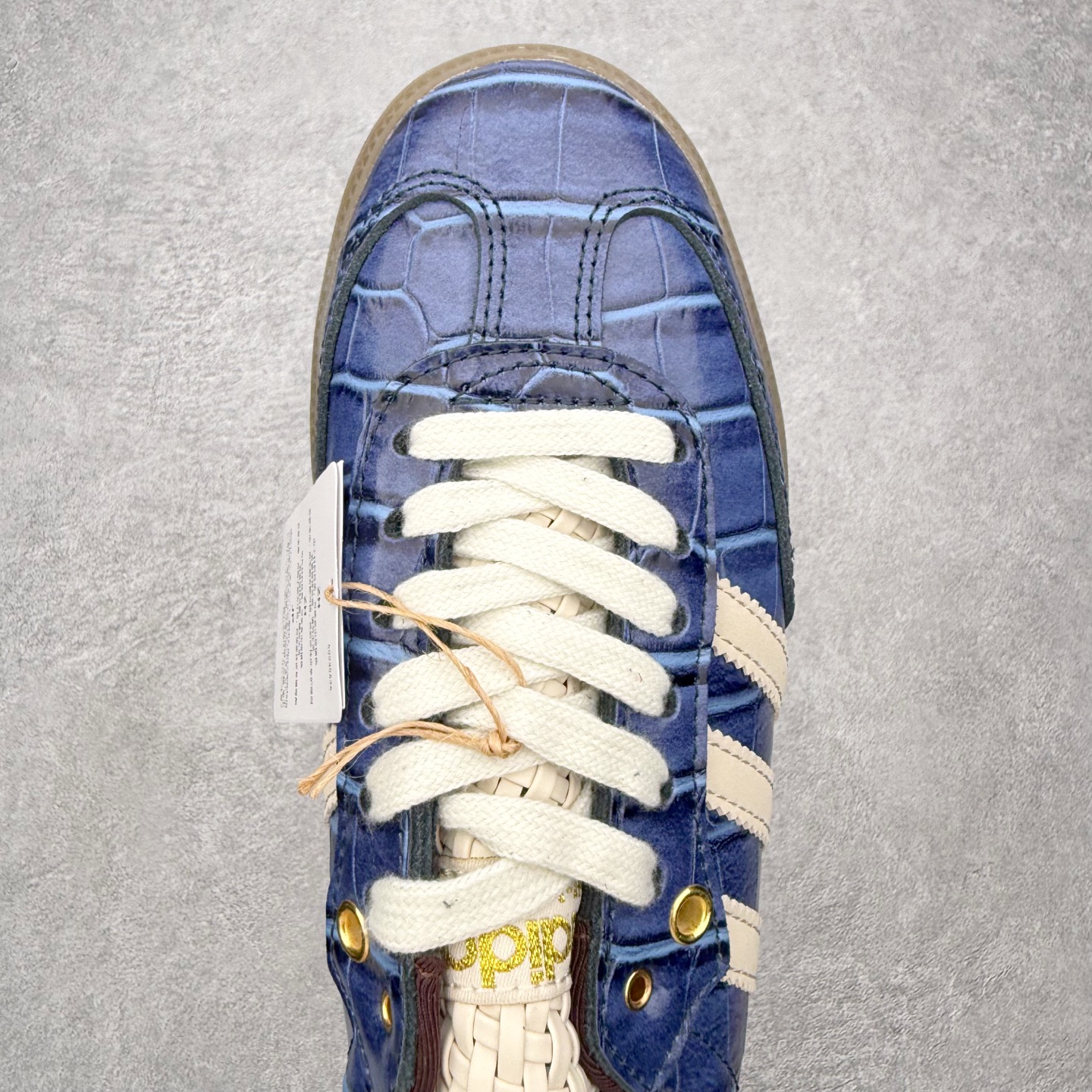 图片[4]-＃HZ AD Original Samba OG 桑巴复古经典轻便板鞋 JH9825 口碑大厂出品 全网最全AD系列 品控大底版型不断改良更新 全套原纸板楦头开发 确保原汁原味 完美呈现桑巴版型 一比一鞋头弧度高度鞋身弧度 此版本只针对中端市场 皮料材质有所更替 其他数据细节工艺流程均保持一致 绝不口嗨 细节品控鞋型随意对比 正确烫金高频细节 原装纳米超迁皮料 独家私模橡胶大底 原盒原配 这款桑巴鞋展示了高质量的工艺 带有装饰的超锁缝制和无缝的手感 柔软、柔软的皮革造型和标志性的3条纹完成了精致的外观 正规合身鞋带 鞋面上有绒面鞋垫 橡胶鞋底 享受正畸套筒软感 自50年代首次亮相以来就一直在赢得粉丝的青睐 尺码：36 36.5 37.5 38 38.5 39 40 40.5 41 42 42.5 43 44 44.5 45-选品中心