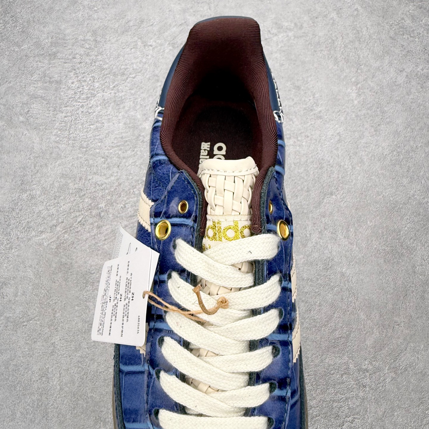 图片[5]-＃HZ AD Original Samba OG 桑巴复古经典轻便板鞋 JH9825 口碑大厂出品 全网最全AD系列 品控大底版型不断改良更新 全套原纸板楦头开发 确保原汁原味 完美呈现桑巴版型 一比一鞋头弧度高度鞋身弧度 此版本只针对中端市场 皮料材质有所更替 其他数据细节工艺流程均保持一致 绝不口嗨 细节品控鞋型随意对比 正确烫金高频细节 原装纳米超迁皮料 独家私模橡胶大底 原盒原配 这款桑巴鞋展示了高质量的工艺 带有装饰的超锁缝制和无缝的手感 柔软、柔软的皮革造型和标志性的3条纹完成了精致的外观 正规合身鞋带 鞋面上有绒面鞋垫 橡胶鞋底 享受正畸套筒软感 自50年代首次亮相以来就一直在赢得粉丝的青睐 尺码：36 36.5 37.5 38 38.5 39 40 40.5 41 42 42.5 43 44 44.5 45-选品中心