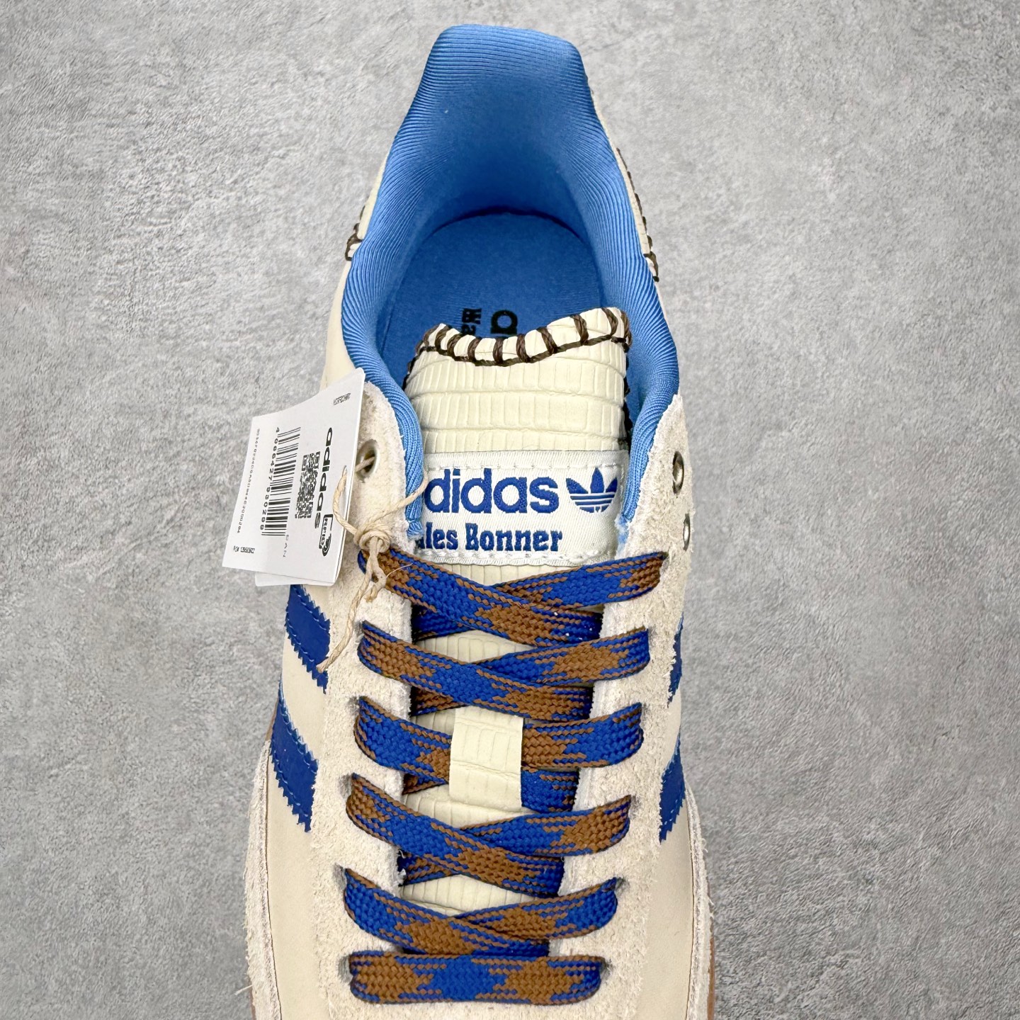 图片[5]-＃HZ AD Original Samba OG 桑巴复古经典轻便板鞋 IH7756 口碑大厂出品 全网最全AD系列 品控大底版型不断改良更新 全套原纸板楦头开发 确保原汁原味 完美呈现桑巴版型 一比一鞋头弧度高度鞋身弧度 此版本只针对中端市场 皮料材质有所更替 其他数据细节工艺流程均保持一致 绝不口嗨 细节品控鞋型随意对比 正确烫金高频细节 原装纳米超迁皮料 独家私模橡胶大底 原盒原配 这款桑巴鞋展示了高质量的工艺 带有装饰的超锁缝制和无缝的手感 柔软、柔软的皮革造型和标志性的3条纹完成了精致的外观 正规合身鞋带 鞋面上有绒面鞋垫 橡胶鞋底 享受正畸套筒软感 自50年代首次亮相以来就一直在赢得粉丝的青睐 尺码：36 36.5 37.5 38 38.5 39 40 40.5 41 42 42.5 43 44 44.5 45-选品中心