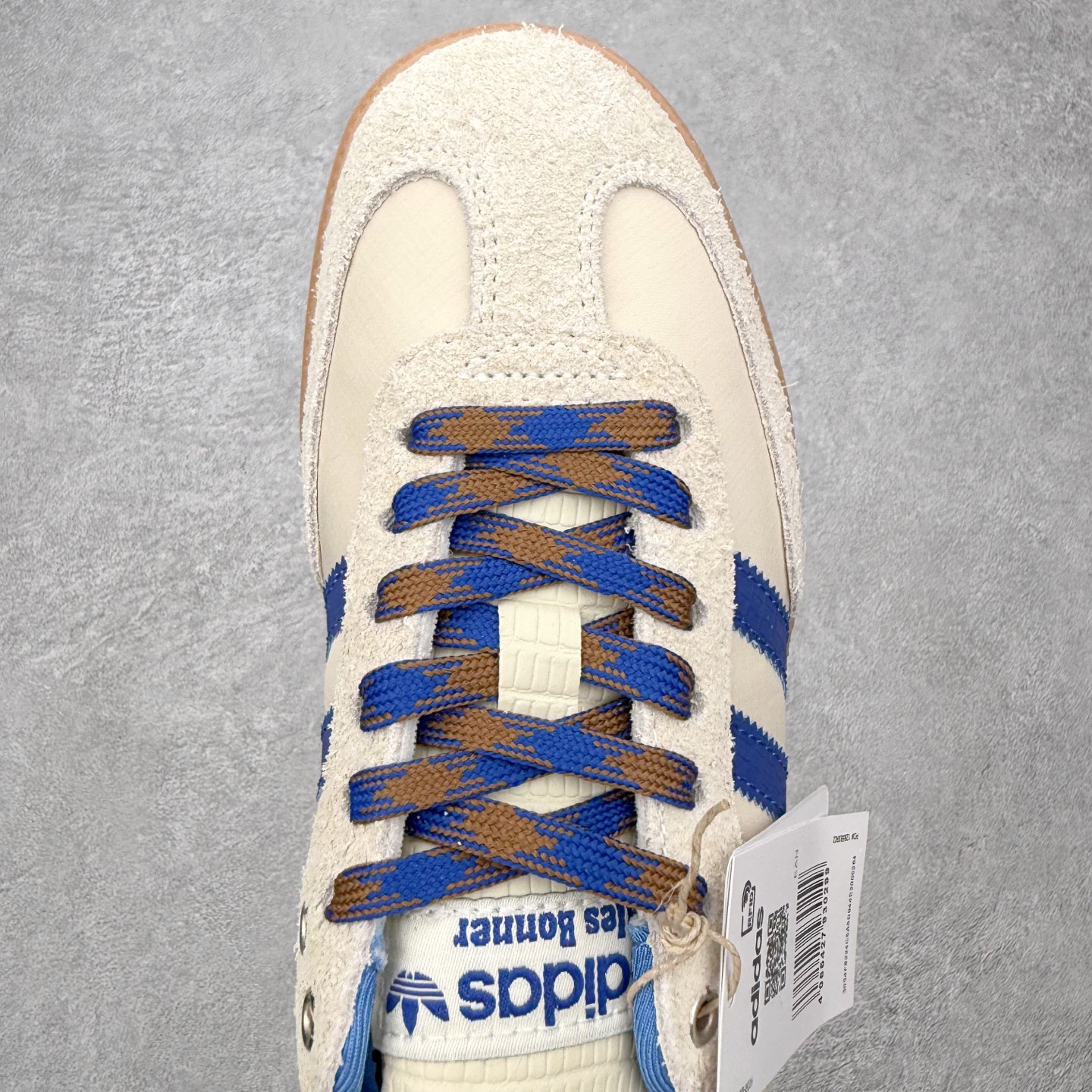 图片[4]-＃HZ AD Original Samba OG 桑巴复古经典轻便板鞋 IH7756 口碑大厂出品 全网最全AD系列 品控大底版型不断改良更新 全套原纸板楦头开发 确保原汁原味 完美呈现桑巴版型 一比一鞋头弧度高度鞋身弧度 此版本只针对中端市场 皮料材质有所更替 其他数据细节工艺流程均保持一致 绝不口嗨 细节品控鞋型随意对比 正确烫金高频细节 原装纳米超迁皮料 独家私模橡胶大底 原盒原配 这款桑巴鞋展示了高质量的工艺 带有装饰的超锁缝制和无缝的手感 柔软、柔软的皮革造型和标志性的3条纹完成了精致的外观 正规合身鞋带 鞋面上有绒面鞋垫 橡胶鞋底 享受正畸套筒软感 自50年代首次亮相以来就一直在赢得粉丝的青睐 尺码：36 36.5 37.5 38 38.5 39 40 40.5 41 42 42.5 43 44 44.5 45-选品中心