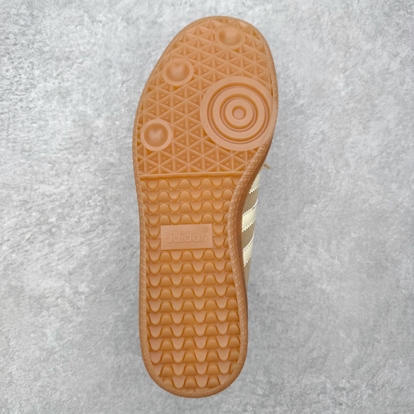 图片[9]-＃HZ AD Original Samba OG 桑巴复古经典轻便板鞋 IH3261 口碑大厂出品 全网最全AD系列 品控大底版型不断改良更新 全套原纸板楦头开发 确保原汁原味 完美呈现桑巴版型 一比一鞋头弧度高度鞋身弧度 此版本只针对中端市场 皮料材质有所更替 其他数据细节工艺流程均保持一致 绝不口嗨 细节品控鞋型随意对比 正确烫金高频细节 原装纳米超迁皮料 独家私模橡胶大底 原盒原配 这款桑巴鞋展示了高质量的工艺 带有装饰的超锁缝制和无缝的手感 柔软、柔软的皮革造型和标志性的3条纹完成了精致的外观 正规合身鞋带 鞋面上有绒面鞋垫 橡胶鞋底 享受正畸套筒软感 自50年代首次亮相以来就一直在赢得粉丝的青睐 尺码：36 36.5 37.5 38 38.5 39 40 40.5 41 42 42.5 43 44 44.5 45-选品中心