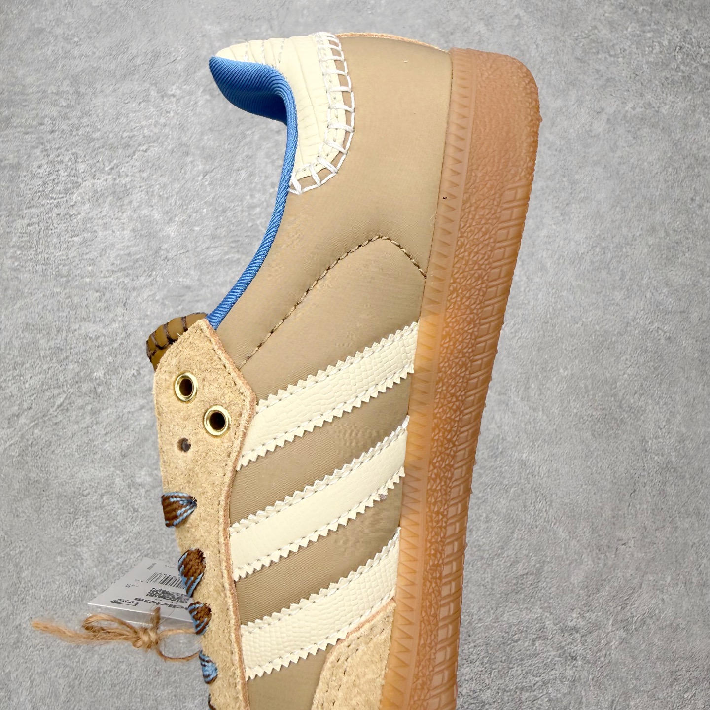 图片[7]-＃HZ AD Original Samba OG 桑巴复古经典轻便板鞋 IH3261 口碑大厂出品 全网最全AD系列 品控大底版型不断改良更新 全套原纸板楦头开发 确保原汁原味 完美呈现桑巴版型 一比一鞋头弧度高度鞋身弧度 此版本只针对中端市场 皮料材质有所更替 其他数据细节工艺流程均保持一致 绝不口嗨 细节品控鞋型随意对比 正确烫金高频细节 原装纳米超迁皮料 独家私模橡胶大底 原盒原配 这款桑巴鞋展示了高质量的工艺 带有装饰的超锁缝制和无缝的手感 柔软、柔软的皮革造型和标志性的3条纹完成了精致的外观 正规合身鞋带 鞋面上有绒面鞋垫 橡胶鞋底 享受正畸套筒软感 自50年代首次亮相以来就一直在赢得粉丝的青睐 尺码：36 36.5 37.5 38 38.5 39 40 40.5 41 42 42.5 43 44 44.5 45-选品中心
