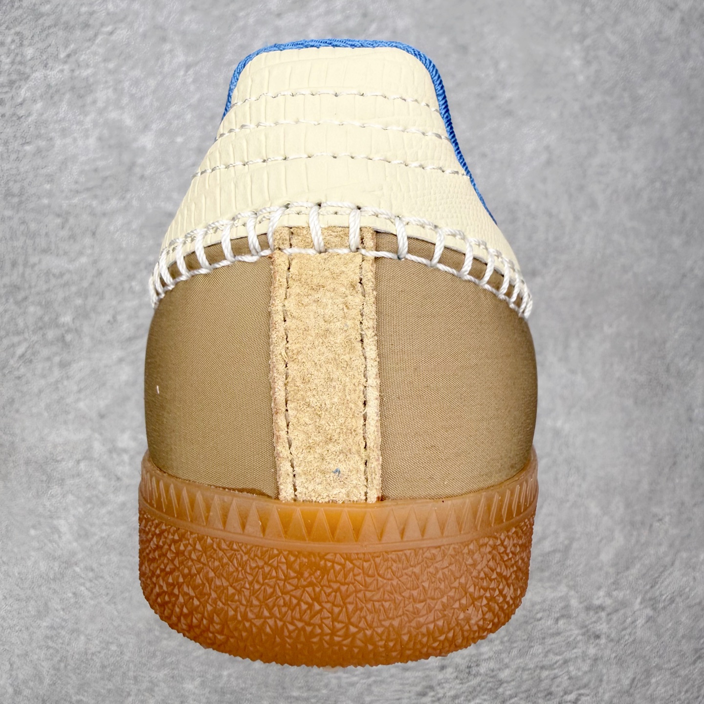图片[8]-＃HZ AD Original Samba OG 桑巴复古经典轻便板鞋 IH3261 口碑大厂出品 全网最全AD系列 品控大底版型不断改良更新 全套原纸板楦头开发 确保原汁原味 完美呈现桑巴版型 一比一鞋头弧度高度鞋身弧度 此版本只针对中端市场 皮料材质有所更替 其他数据细节工艺流程均保持一致 绝不口嗨 细节品控鞋型随意对比 正确烫金高频细节 原装纳米超迁皮料 独家私模橡胶大底 原盒原配 这款桑巴鞋展示了高质量的工艺 带有装饰的超锁缝制和无缝的手感 柔软、柔软的皮革造型和标志性的3条纹完成了精致的外观 正规合身鞋带 鞋面上有绒面鞋垫 橡胶鞋底 享受正畸套筒软感 自50年代首次亮相以来就一直在赢得粉丝的青睐 尺码：36 36.5 37.5 38 38.5 39 40 40.5 41 42 42.5 43 44 44.5 45-选品中心