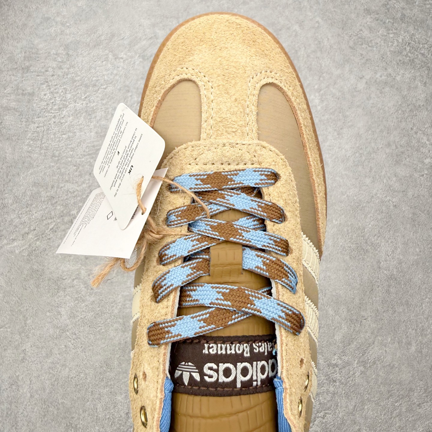 图片[4]-＃HZ AD Original Samba OG 桑巴复古经典轻便板鞋 IH3261 口碑大厂出品 全网最全AD系列 品控大底版型不断改良更新 全套原纸板楦头开发 确保原汁原味 完美呈现桑巴版型 一比一鞋头弧度高度鞋身弧度 此版本只针对中端市场 皮料材质有所更替 其他数据细节工艺流程均保持一致 绝不口嗨 细节品控鞋型随意对比 正确烫金高频细节 原装纳米超迁皮料 独家私模橡胶大底 原盒原配 这款桑巴鞋展示了高质量的工艺 带有装饰的超锁缝制和无缝的手感 柔软、柔软的皮革造型和标志性的3条纹完成了精致的外观 正规合身鞋带 鞋面上有绒面鞋垫 橡胶鞋底 享受正畸套筒软感 自50年代首次亮相以来就一直在赢得粉丝的青睐 尺码：36 36.5 37.5 38 38.5 39 40 40.5 41 42 42.5 43 44 44.5 45-选品中心