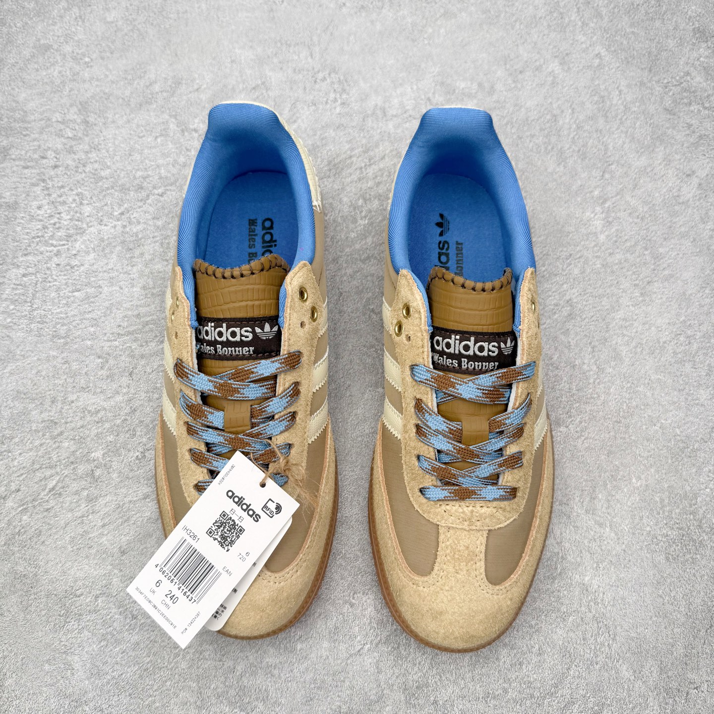 图片[2]-＃HZ AD Original Samba OG 桑巴复古经典轻便板鞋 IH3261 口碑大厂出品 全网最全AD系列 品控大底版型不断改良更新 全套原纸板楦头开发 确保原汁原味 完美呈现桑巴版型 一比一鞋头弧度高度鞋身弧度 此版本只针对中端市场 皮料材质有所更替 其他数据细节工艺流程均保持一致 绝不口嗨 细节品控鞋型随意对比 正确烫金高频细节 原装纳米超迁皮料 独家私模橡胶大底 原盒原配 这款桑巴鞋展示了高质量的工艺 带有装饰的超锁缝制和无缝的手感 柔软、柔软的皮革造型和标志性的3条纹完成了精致的外观 正规合身鞋带 鞋面上有绒面鞋垫 橡胶鞋底 享受正畸套筒软感 自50年代首次亮相以来就一直在赢得粉丝的青睐 尺码：36 36.5 37.5 38 38.5 39 40 40.5 41 42 42.5 43 44 44.5 45-选品中心