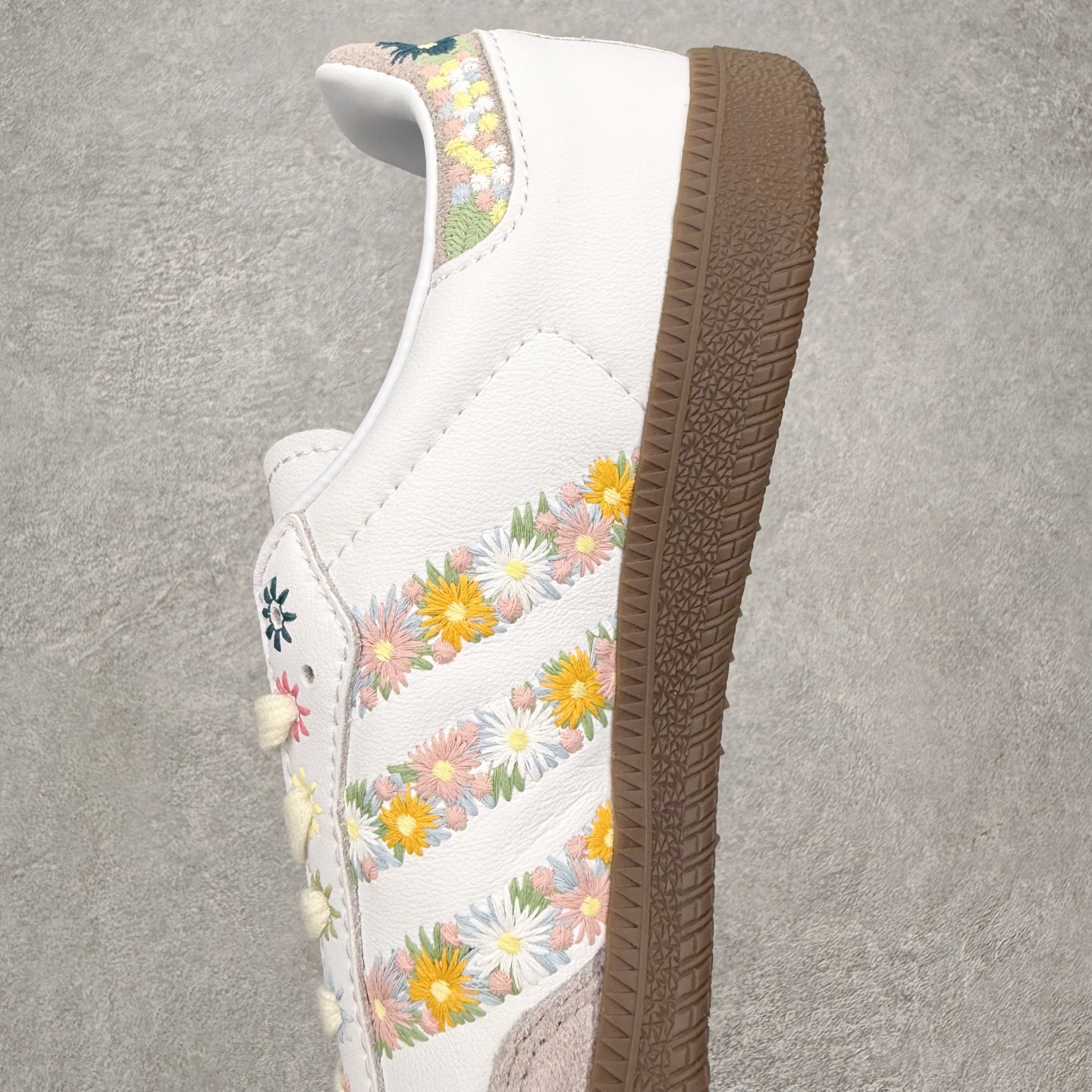 图片[7]-＃HZ AD Original Samba OG 桑巴复古经典轻便板鞋 HQ5155 口碑大厂出品 全网最全AD系列 品控大底版型不断改良更新 全套原纸板楦头开发 确保原汁原味 完美呈现桑巴版型 一比一鞋头弧度高度鞋身弧度 此版本只针对中端市场 皮料材质有所更替 其他数据细节工艺流程均保持一致 绝不口嗨 细节品控鞋型随意对比 正确烫金高频细节 原装纳米超迁皮料 独家私模橡胶大底 原盒原配 这款桑巴鞋展示了高质量的工艺 带有装饰的超锁缝制和无缝的手感 柔软、柔软的皮革造型和标志性的3条纹完成了精致的外观 正规合身鞋带 鞋面上有绒面鞋垫 橡胶鞋底 享受正畸套筒软感 自50年代首次亮相以来就一直在赢得粉丝的青睐 尺码：36 36.5 37.5 38 38.5 39 40 40.5 41 42 42.5 43 44 44.5 45-选品中心