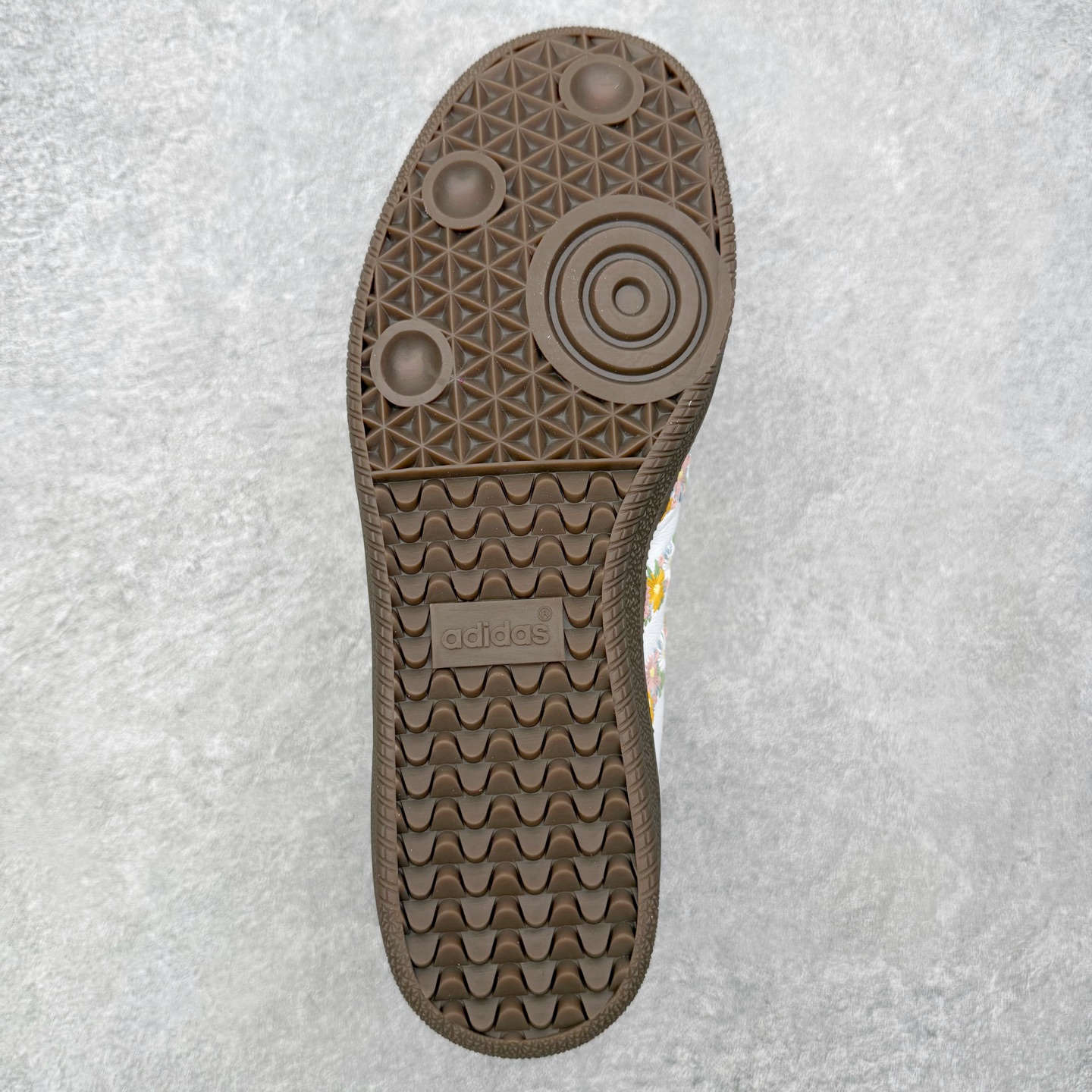 图片[9]-＃HZ AD Original Samba OG 桑巴复古经典轻便板鞋 HQ5155 口碑大厂出品 全网最全AD系列 品控大底版型不断改良更新 全套原纸板楦头开发 确保原汁原味 完美呈现桑巴版型 一比一鞋头弧度高度鞋身弧度 此版本只针对中端市场 皮料材质有所更替 其他数据细节工艺流程均保持一致 绝不口嗨 细节品控鞋型随意对比 正确烫金高频细节 原装纳米超迁皮料 独家私模橡胶大底 原盒原配 这款桑巴鞋展示了高质量的工艺 带有装饰的超锁缝制和无缝的手感 柔软、柔软的皮革造型和标志性的3条纹完成了精致的外观 正规合身鞋带 鞋面上有绒面鞋垫 橡胶鞋底 享受正畸套筒软感 自50年代首次亮相以来就一直在赢得粉丝的青睐 尺码：36 36.5 37.5 38 38.5 39 40 40.5 41 42 42.5 43 44 44.5 45-选品中心