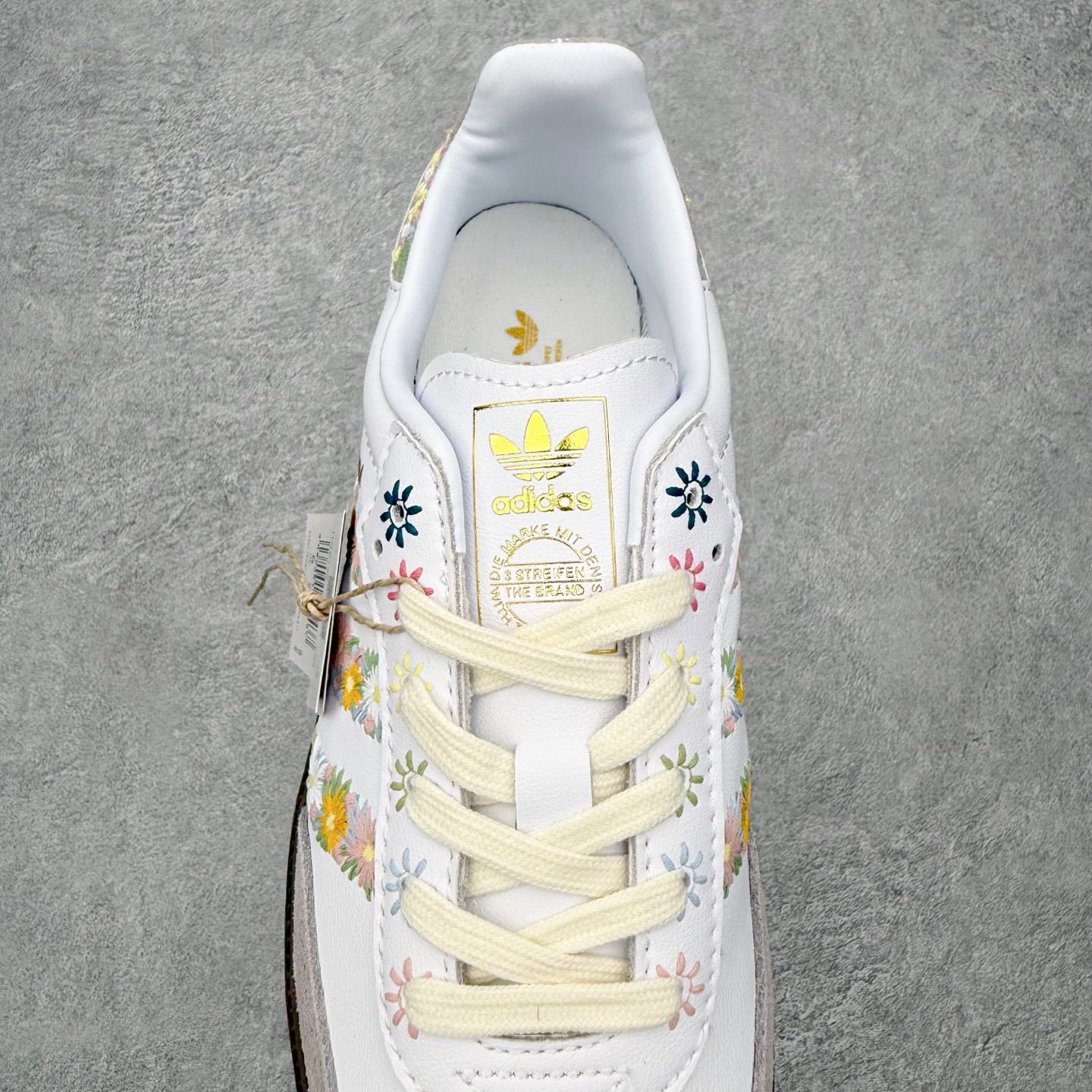 图片[5]-＃HZ AD Original Samba OG 桑巴复古经典轻便板鞋 HQ5155 口碑大厂出品 全网最全AD系列 品控大底版型不断改良更新 全套原纸板楦头开发 确保原汁原味 完美呈现桑巴版型 一比一鞋头弧度高度鞋身弧度 此版本只针对中端市场 皮料材质有所更替 其他数据细节工艺流程均保持一致 绝不口嗨 细节品控鞋型随意对比 正确烫金高频细节 原装纳米超迁皮料 独家私模橡胶大底 原盒原配 这款桑巴鞋展示了高质量的工艺 带有装饰的超锁缝制和无缝的手感 柔软、柔软的皮革造型和标志性的3条纹完成了精致的外观 正规合身鞋带 鞋面上有绒面鞋垫 橡胶鞋底 享受正畸套筒软感 自50年代首次亮相以来就一直在赢得粉丝的青睐 尺码：36 36.5 37.5 38 38.5 39 40 40.5 41 42 42.5 43 44 44.5 45-选品中心