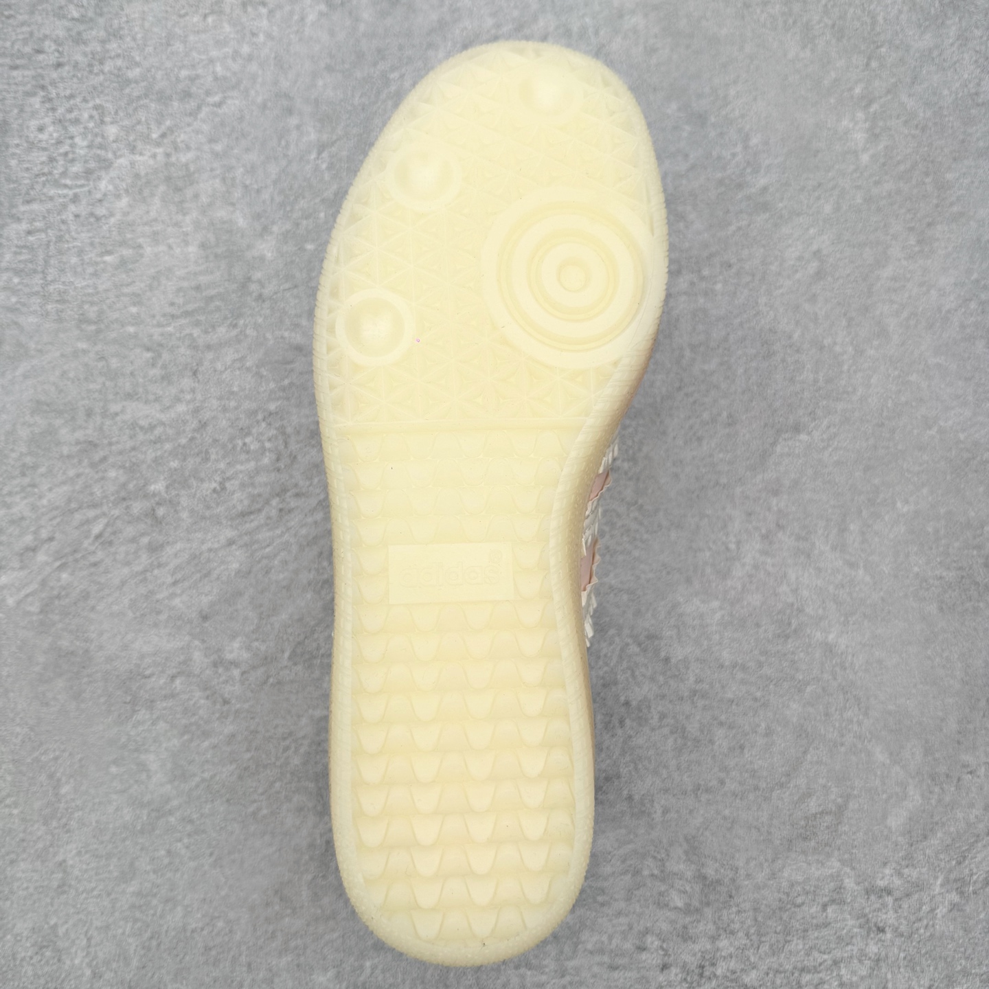 图片[9]-＃HZ AD Original Samba OG 桑巴复古经典轻便板鞋 JR8830 口碑大厂出品 全网最全AD系列 品控大底版型不断改良更新 全套原纸板楦头开发 确保原汁原味 完美呈现桑巴版型 一比一鞋头弧度高度鞋身弧度 此版本只针对中端市场 皮料材质有所更替 其他数据细节工艺流程均保持一致 绝不口嗨 细节品控鞋型随意对比 正确烫金高频细节 原装纳米超迁皮料 独家私模橡胶大底 原盒原配 这款桑巴鞋展示了高质量的工艺 带有装饰的超锁缝制和无缝的手感 柔软、柔软的皮革造型和标志性的3条纹完成了精致的外观 正规合身鞋带 鞋面上有绒面鞋垫 橡胶鞋底 享受正畸套筒软感 自50年代首次亮相以来就一直在赢得粉丝的青睐 尺码：36 36.5 37.5 38 38.5 39 40 40.5 41 42 42.5 43 44 44.5 45-选品中心