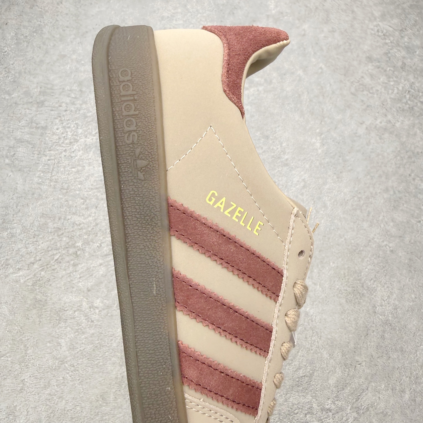 图片[6]-＃HZ AD Original Gazelle Indoor Trainers 瞪羚室内鞋系列低帮复古百搭休闲运动德训风板鞋 JQ8387 口碑大厂出品 全网最全AD系列 品控大底版型不断改良更新 全套原纸板楦头开发 确保原汁原味 完美呈现桑巴版型 长期补货超性价比特供批次 原厂定制长毛翻毛皮组合环保纤维革鞋面材质 内置环保海玻璃鞋垫 外置RB橡胶大底 产品品控稳定性领先行业 原厂全套原楦原纸板冲刀磨具开发 原厂皮料加持 原厂港宝加持定型后跟R度完美 将复古进行到底 简约流畅 三十年不变经典 这款Gazelle运动鞋 无论面料、配色、质感或设计 都只在重现其1991年原款的经典 皮革鞋面 撞色三条纹和鞋跟标的设计 力求呈现90年代的经典复古风潮 Samba火热的同时 也带动了其它的复古鞋型 Gazelle便是其中一只 Gazelle Indoor拥有包边更宽的T字型鞋头 更好的保护运动员的前掌 浓浓的复古氛围感 非常适合现在流行的Cleanfit风格 尺码：36 36⅔ 37⅓ 38 38⅔ 39⅓ 40 40⅔ 41⅓ 42 42⅔ 43⅓ 44 44⅔ 45-选品中心