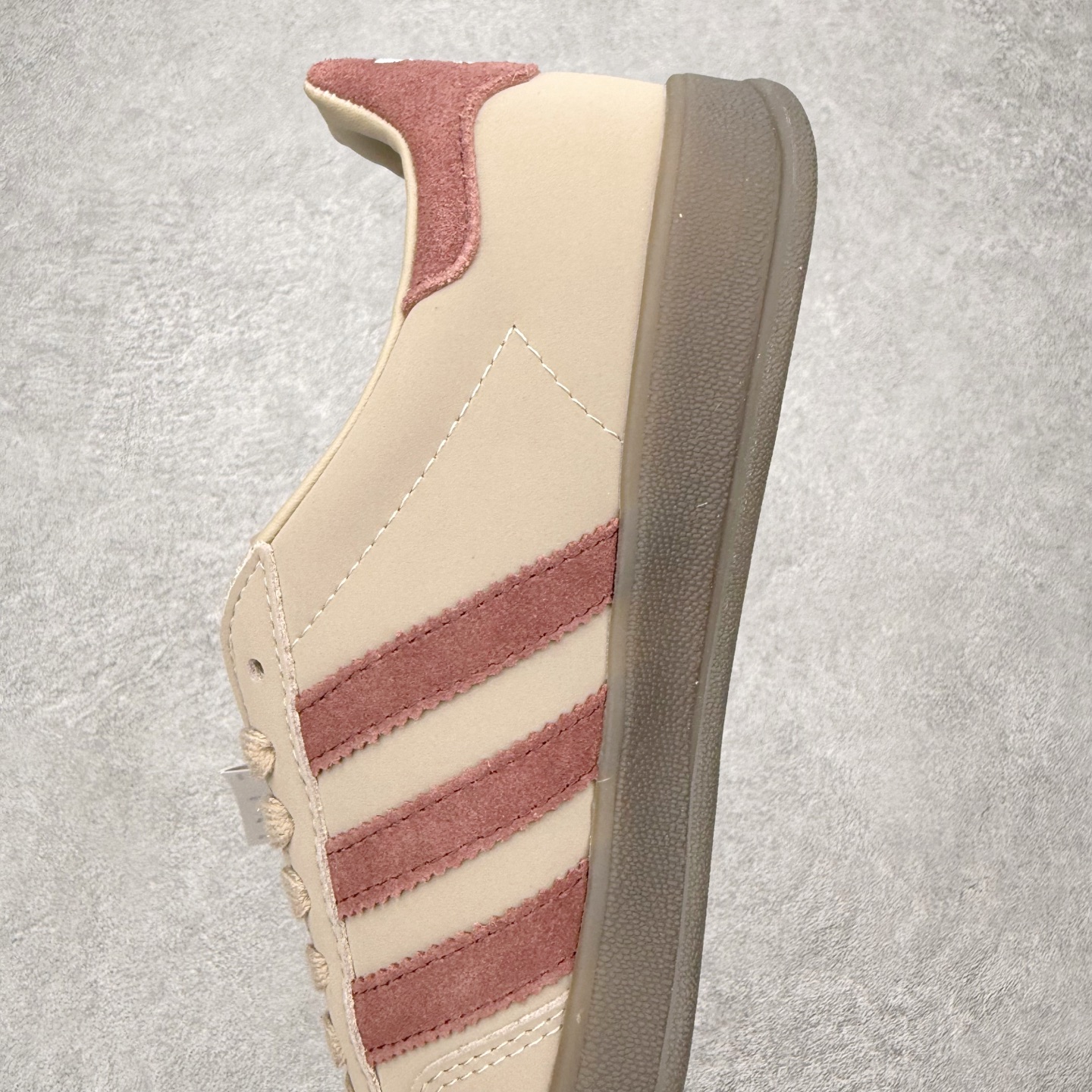 图片[7]-＃HZ AD Original Gazelle Indoor Trainers 瞪羚室内鞋系列低帮复古百搭休闲运动德训风板鞋 JQ8387 口碑大厂出品 全网最全AD系列 品控大底版型不断改良更新 全套原纸板楦头开发 确保原汁原味 完美呈现桑巴版型 长期补货超性价比特供批次 原厂定制长毛翻毛皮组合环保纤维革鞋面材质 内置环保海玻璃鞋垫 外置RB橡胶大底 产品品控稳定性领先行业 原厂全套原楦原纸板冲刀磨具开发 原厂皮料加持 原厂港宝加持定型后跟R度完美 将复古进行到底 简约流畅 三十年不变经典 这款Gazelle运动鞋 无论面料、配色、质感或设计 都只在重现其1991年原款的经典 皮革鞋面 撞色三条纹和鞋跟标的设计 力求呈现90年代的经典复古风潮 Samba火热的同时 也带动了其它的复古鞋型 Gazelle便是其中一只 Gazelle Indoor拥有包边更宽的T字型鞋头 更好的保护运动员的前掌 浓浓的复古氛围感 非常适合现在流行的Cleanfit风格 尺码：36 36⅔ 37⅓ 38 38⅔ 39⅓ 40 40⅔ 41⅓ 42 42⅔ 43⅓ 44 44⅔ 45-选品中心