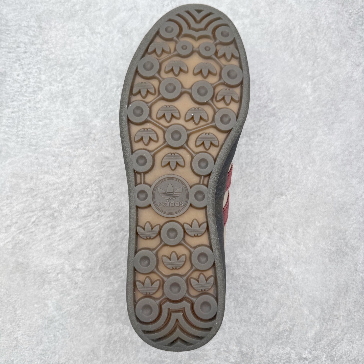 图片[9]-＃HZ AD Original Gazelle Indoor Trainers 瞪羚室内鞋系列低帮复古百搭休闲运动德训风板鞋 JQ8387 口碑大厂出品 全网最全AD系列 品控大底版型不断改良更新 全套原纸板楦头开发 确保原汁原味 完美呈现桑巴版型 长期补货超性价比特供批次 原厂定制长毛翻毛皮组合环保纤维革鞋面材质 内置环保海玻璃鞋垫 外置RB橡胶大底 产品品控稳定性领先行业 原厂全套原楦原纸板冲刀磨具开发 原厂皮料加持 原厂港宝加持定型后跟R度完美 将复古进行到底 简约流畅 三十年不变经典 这款Gazelle运动鞋 无论面料、配色、质感或设计 都只在重现其1991年原款的经典 皮革鞋面 撞色三条纹和鞋跟标的设计 力求呈现90年代的经典复古风潮 Samba火热的同时 也带动了其它的复古鞋型 Gazelle便是其中一只 Gazelle Indoor拥有包边更宽的T字型鞋头 更好的保护运动员的前掌 浓浓的复古氛围感 非常适合现在流行的Cleanfit风格 尺码：36 36⅔ 37⅓ 38 38⅔ 39⅓ 40 40⅔ 41⅓ 42 42⅔ 43⅓ 44 44⅔ 45-选品中心