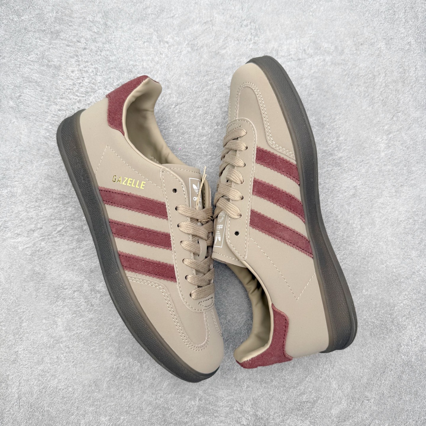 图片[3]-＃HZ AD Original Gazelle Indoor Trainers 瞪羚室内鞋系列低帮复古百搭休闲运动德训风板鞋 JQ8387 口碑大厂出品 全网最全AD系列 品控大底版型不断改良更新 全套原纸板楦头开发 确保原汁原味 完美呈现桑巴版型 长期补货超性价比特供批次 原厂定制长毛翻毛皮组合环保纤维革鞋面材质 内置环保海玻璃鞋垫 外置RB橡胶大底 产品品控稳定性领先行业 原厂全套原楦原纸板冲刀磨具开发 原厂皮料加持 原厂港宝加持定型后跟R度完美 将复古进行到底 简约流畅 三十年不变经典 这款Gazelle运动鞋 无论面料、配色、质感或设计 都只在重现其1991年原款的经典 皮革鞋面 撞色三条纹和鞋跟标的设计 力求呈现90年代的经典复古风潮 Samba火热的同时 也带动了其它的复古鞋型 Gazelle便是其中一只 Gazelle Indoor拥有包边更宽的T字型鞋头 更好的保护运动员的前掌 浓浓的复古氛围感 非常适合现在流行的Cleanfit风格 尺码：36 36⅔ 37⅓ 38 38⅔ 39⅓ 40 40⅔ 41⅓ 42 42⅔ 43⅓ 44 44⅔ 45-选品中心
