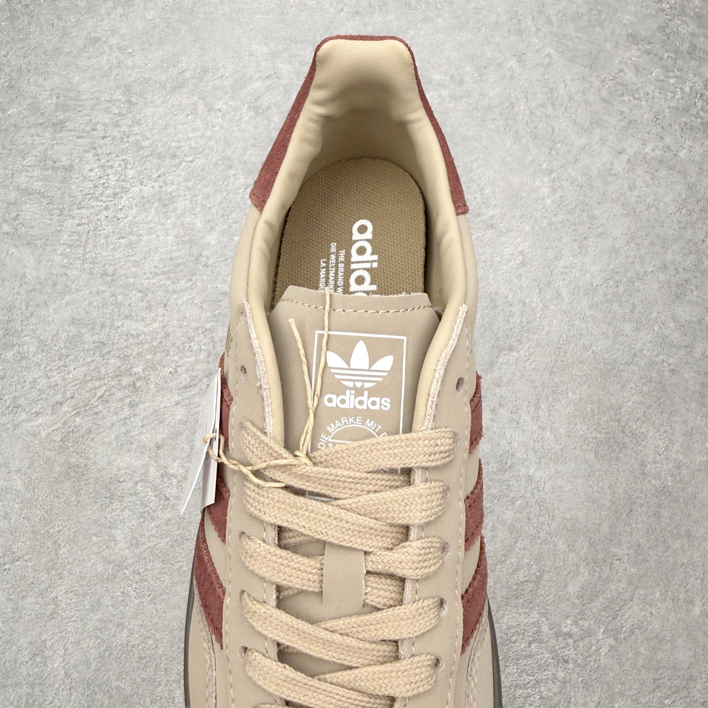 图片[5]-＃HZ AD Original Gazelle Indoor Trainers 瞪羚室内鞋系列低帮复古百搭休闲运动德训风板鞋 JQ8387 口碑大厂出品 全网最全AD系列 品控大底版型不断改良更新 全套原纸板楦头开发 确保原汁原味 完美呈现桑巴版型 长期补货超性价比特供批次 原厂定制长毛翻毛皮组合环保纤维革鞋面材质 内置环保海玻璃鞋垫 外置RB橡胶大底 产品品控稳定性领先行业 原厂全套原楦原纸板冲刀磨具开发 原厂皮料加持 原厂港宝加持定型后跟R度完美 将复古进行到底 简约流畅 三十年不变经典 这款Gazelle运动鞋 无论面料、配色、质感或设计 都只在重现其1991年原款的经典 皮革鞋面 撞色三条纹和鞋跟标的设计 力求呈现90年代的经典复古风潮 Samba火热的同时 也带动了其它的复古鞋型 Gazelle便是其中一只 Gazelle Indoor拥有包边更宽的T字型鞋头 更好的保护运动员的前掌 浓浓的复古氛围感 非常适合现在流行的Cleanfit风格 尺码：36 36⅔ 37⅓ 38 38⅔ 39⅓ 40 40⅔ 41⅓ 42 42⅔ 43⅓ 44 44⅔ 45-选品中心