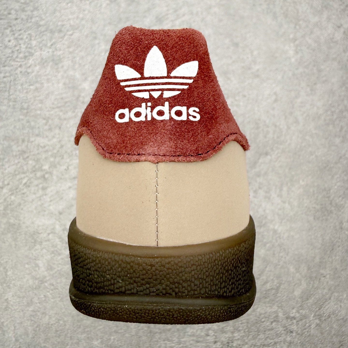 图片[8]-＃HZ AD Original Gazelle Indoor Trainers 瞪羚室内鞋系列低帮复古百搭休闲运动德训风板鞋 JQ8387 口碑大厂出品 全网最全AD系列 品控大底版型不断改良更新 全套原纸板楦头开发 确保原汁原味 完美呈现桑巴版型 长期补货超性价比特供批次 原厂定制长毛翻毛皮组合环保纤维革鞋面材质 内置环保海玻璃鞋垫 外置RB橡胶大底 产品品控稳定性领先行业 原厂全套原楦原纸板冲刀磨具开发 原厂皮料加持 原厂港宝加持定型后跟R度完美 将复古进行到底 简约流畅 三十年不变经典 这款Gazelle运动鞋 无论面料、配色、质感或设计 都只在重现其1991年原款的经典 皮革鞋面 撞色三条纹和鞋跟标的设计 力求呈现90年代的经典复古风潮 Samba火热的同时 也带动了其它的复古鞋型 Gazelle便是其中一只 Gazelle Indoor拥有包边更宽的T字型鞋头 更好的保护运动员的前掌 浓浓的复古氛围感 非常适合现在流行的Cleanfit风格 尺码：36 36⅔ 37⅓ 38 38⅔ 39⅓ 40 40⅔ 41⅓ 42 42⅔ 43⅓ 44 44⅔ 45-选品中心