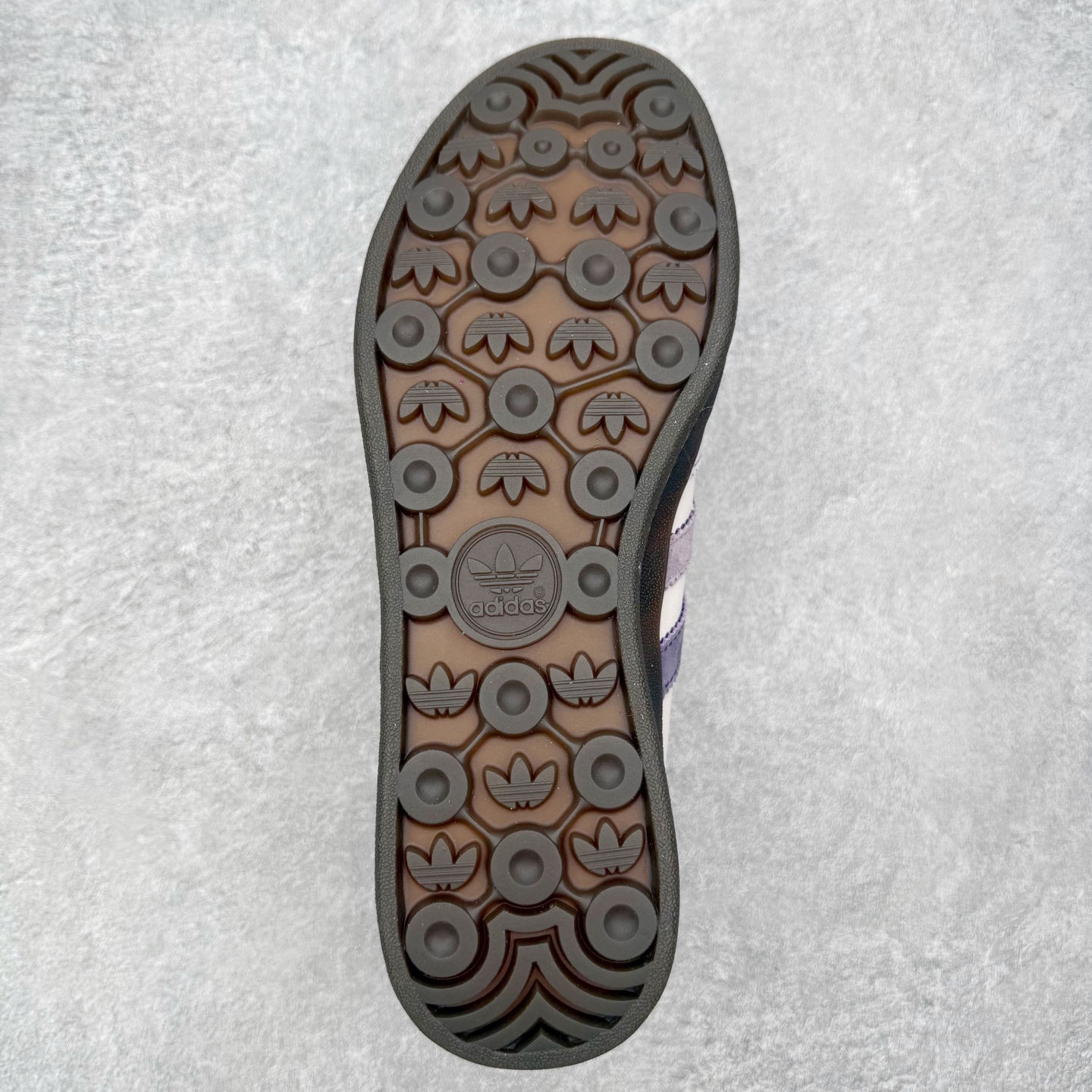 图片[9]-＃HZ AD Original Gazelle Indoor Trainers 瞪羚室内鞋系列低帮复古百搭休闲运动德训风板鞋 IH0120 口碑大厂出品 全网最全AD系列 品控大底版型不断改良更新 全套原纸板楦头开发 确保原汁原味 完美呈现桑巴版型 长期补货超性价比特供批次 原厂定制长毛翻毛皮组合环保纤维革鞋面材质 内置环保海玻璃鞋垫 外置RB橡胶大底 产品品控稳定性领先行业 原厂全套原楦原纸板冲刀磨具开发 原厂皮料加持 原厂港宝加持定型后跟R度完美 将复古进行到底 简约流畅 三十年不变经典 这款Gazelle运动鞋 无论面料、配色、质感或设计 都只在重现其1991年原款的经典 皮革鞋面 撞色三条纹和鞋跟标的设计 力求呈现90年代的经典复古风潮 Samba火热的同时 也带动了其它的复古鞋型 Gazelle便是其中一只 Gazelle Indoor拥有包边更宽的T字型鞋头 更好的保护运动员的前掌 浓浓的复古氛围感 非常适合现在流行的Cleanfit风格 尺码：36 36⅔ 37⅓ 38 38⅔ 39⅓ 40 40⅔ 41⅓ 42 42⅔ 43⅓ 44 44⅔ 45-选品中心