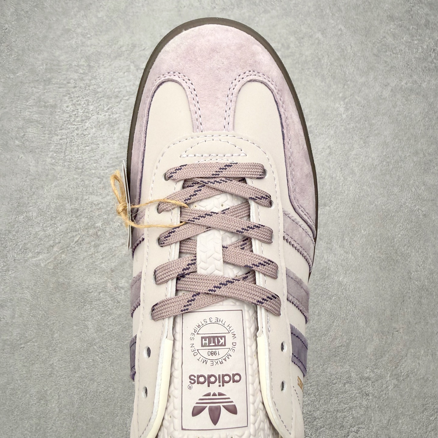 图片[4]-＃HZ AD Original Gazelle Indoor Trainers 瞪羚室内鞋系列低帮复古百搭休闲运动德训风板鞋 IH0120 口碑大厂出品 全网最全AD系列 品控大底版型不断改良更新 全套原纸板楦头开发 确保原汁原味 完美呈现桑巴版型 长期补货超性价比特供批次 原厂定制长毛翻毛皮组合环保纤维革鞋面材质 内置环保海玻璃鞋垫 外置RB橡胶大底 产品品控稳定性领先行业 原厂全套原楦原纸板冲刀磨具开发 原厂皮料加持 原厂港宝加持定型后跟R度完美 将复古进行到底 简约流畅 三十年不变经典 这款Gazelle运动鞋 无论面料、配色、质感或设计 都只在重现其1991年原款的经典 皮革鞋面 撞色三条纹和鞋跟标的设计 力求呈现90年代的经典复古风潮 Samba火热的同时 也带动了其它的复古鞋型 Gazelle便是其中一只 Gazelle Indoor拥有包边更宽的T字型鞋头 更好的保护运动员的前掌 浓浓的复古氛围感 非常适合现在流行的Cleanfit风格 尺码：36 36⅔ 37⅓ 38 38⅔ 39⅓ 40 40⅔ 41⅓ 42 42⅔ 43⅓ 44 44⅔ 45-选品中心