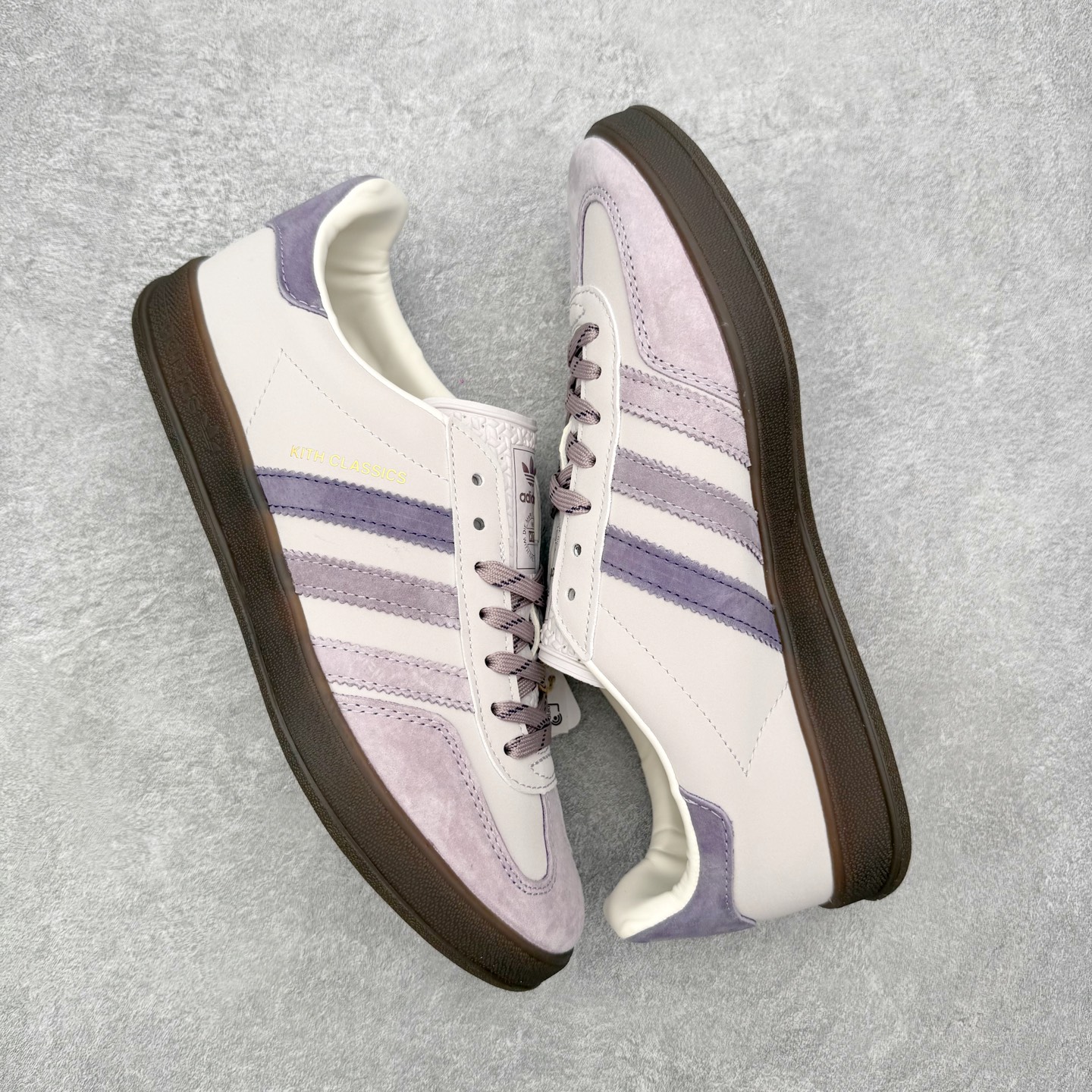 图片[3]-＃HZ AD Original Gazelle Indoor Trainers 瞪羚室内鞋系列低帮复古百搭休闲运动德训风板鞋 IH0120 口碑大厂出品 全网最全AD系列 品控大底版型不断改良更新 全套原纸板楦头开发 确保原汁原味 完美呈现桑巴版型 长期补货超性价比特供批次 原厂定制长毛翻毛皮组合环保纤维革鞋面材质 内置环保海玻璃鞋垫 外置RB橡胶大底 产品品控稳定性领先行业 原厂全套原楦原纸板冲刀磨具开发 原厂皮料加持 原厂港宝加持定型后跟R度完美 将复古进行到底 简约流畅 三十年不变经典 这款Gazelle运动鞋 无论面料、配色、质感或设计 都只在重现其1991年原款的经典 皮革鞋面 撞色三条纹和鞋跟标的设计 力求呈现90年代的经典复古风潮 Samba火热的同时 也带动了其它的复古鞋型 Gazelle便是其中一只 Gazelle Indoor拥有包边更宽的T字型鞋头 更好的保护运动员的前掌 浓浓的复古氛围感 非常适合现在流行的Cleanfit风格 尺码：36 36⅔ 37⅓ 38 38⅔ 39⅓ 40 40⅔ 41⅓ 42 42⅔ 43⅓ 44 44⅔ 45-选品中心