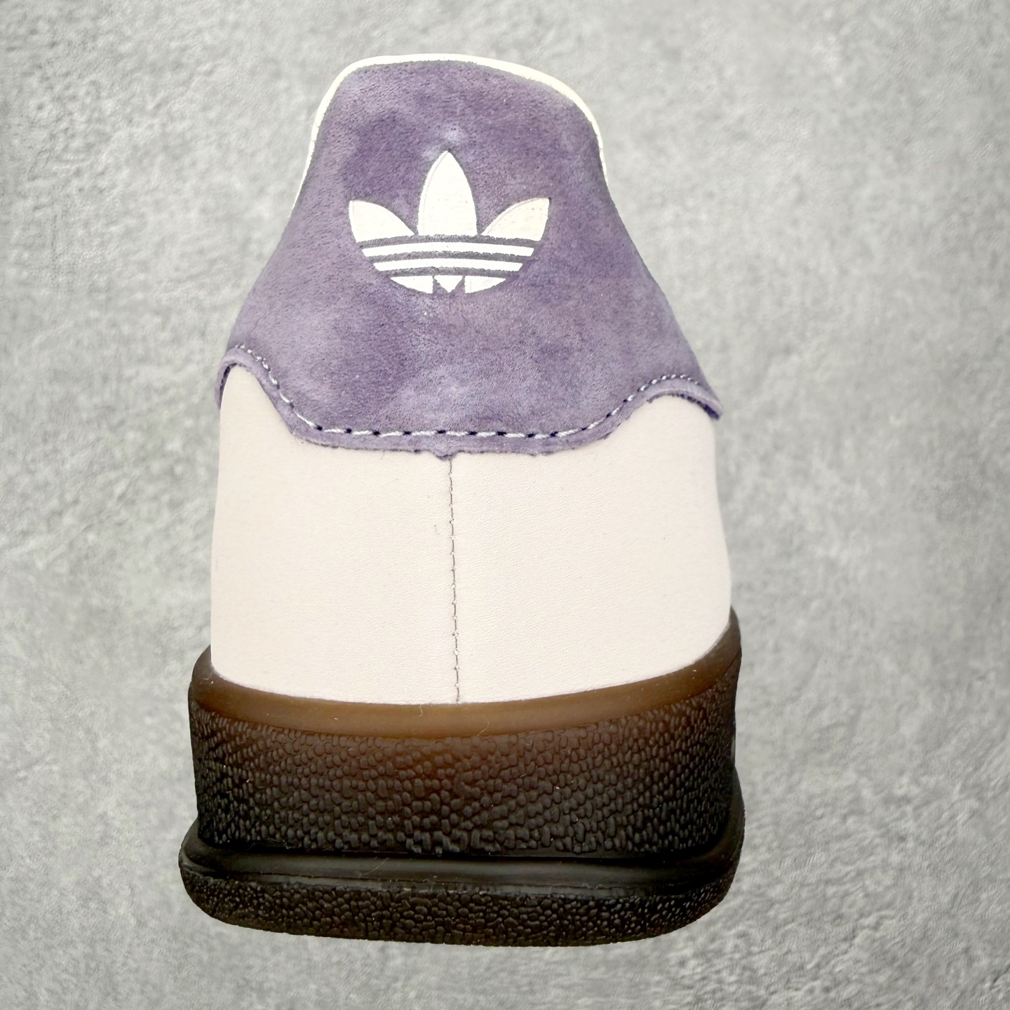 图片[8]-＃HZ AD Original Gazelle Indoor Trainers 瞪羚室内鞋系列低帮复古百搭休闲运动德训风板鞋 IH0120 口碑大厂出品 全网最全AD系列 品控大底版型不断改良更新 全套原纸板楦头开发 确保原汁原味 完美呈现桑巴版型 长期补货超性价比特供批次 原厂定制长毛翻毛皮组合环保纤维革鞋面材质 内置环保海玻璃鞋垫 外置RB橡胶大底 产品品控稳定性领先行业 原厂全套原楦原纸板冲刀磨具开发 原厂皮料加持 原厂港宝加持定型后跟R度完美 将复古进行到底 简约流畅 三十年不变经典 这款Gazelle运动鞋 无论面料、配色、质感或设计 都只在重现其1991年原款的经典 皮革鞋面 撞色三条纹和鞋跟标的设计 力求呈现90年代的经典复古风潮 Samba火热的同时 也带动了其它的复古鞋型 Gazelle便是其中一只 Gazelle Indoor拥有包边更宽的T字型鞋头 更好的保护运动员的前掌 浓浓的复古氛围感 非常适合现在流行的Cleanfit风格 尺码：36 36⅔ 37⅓ 38 38⅔ 39⅓ 40 40⅔ 41⅓ 42 42⅔ 43⅓ 44 44⅔ 45-选品中心
