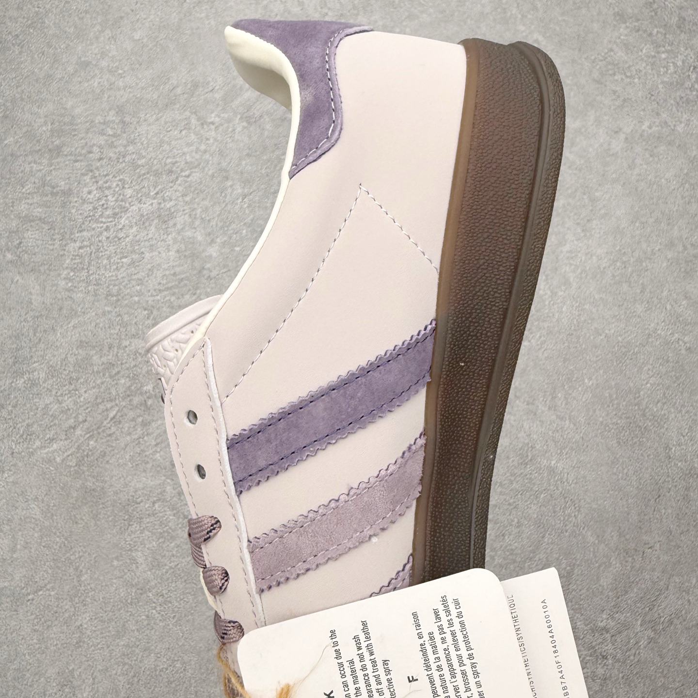 图片[7]-＃HZ AD Original Gazelle Indoor Trainers 瞪羚室内鞋系列低帮复古百搭休闲运动德训风板鞋 IH0120 口碑大厂出品 全网最全AD系列 品控大底版型不断改良更新 全套原纸板楦头开发 确保原汁原味 完美呈现桑巴版型 长期补货超性价比特供批次 原厂定制长毛翻毛皮组合环保纤维革鞋面材质 内置环保海玻璃鞋垫 外置RB橡胶大底 产品品控稳定性领先行业 原厂全套原楦原纸板冲刀磨具开发 原厂皮料加持 原厂港宝加持定型后跟R度完美 将复古进行到底 简约流畅 三十年不变经典 这款Gazelle运动鞋 无论面料、配色、质感或设计 都只在重现其1991年原款的经典 皮革鞋面 撞色三条纹和鞋跟标的设计 力求呈现90年代的经典复古风潮 Samba火热的同时 也带动了其它的复古鞋型 Gazelle便是其中一只 Gazelle Indoor拥有包边更宽的T字型鞋头 更好的保护运动员的前掌 浓浓的复古氛围感 非常适合现在流行的Cleanfit风格 尺码：36 36⅔ 37⅓ 38 38⅔ 39⅓ 40 40⅔ 41⅓ 42 42⅔ 43⅓ 44 44⅔ 45-选品中心