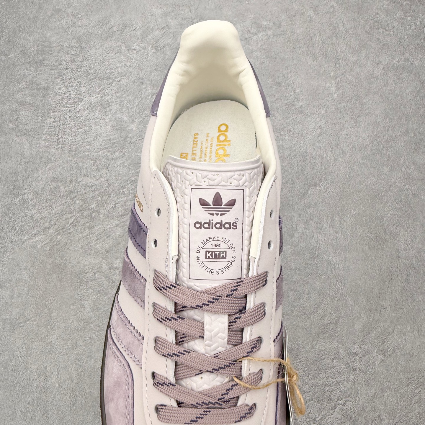 图片[5]-＃HZ AD Original Gazelle Indoor Trainers 瞪羚室内鞋系列低帮复古百搭休闲运动德训风板鞋 IH0120 口碑大厂出品 全网最全AD系列 品控大底版型不断改良更新 全套原纸板楦头开发 确保原汁原味 完美呈现桑巴版型 长期补货超性价比特供批次 原厂定制长毛翻毛皮组合环保纤维革鞋面材质 内置环保海玻璃鞋垫 外置RB橡胶大底 产品品控稳定性领先行业 原厂全套原楦原纸板冲刀磨具开发 原厂皮料加持 原厂港宝加持定型后跟R度完美 将复古进行到底 简约流畅 三十年不变经典 这款Gazelle运动鞋 无论面料、配色、质感或设计 都只在重现其1991年原款的经典 皮革鞋面 撞色三条纹和鞋跟标的设计 力求呈现90年代的经典复古风潮 Samba火热的同时 也带动了其它的复古鞋型 Gazelle便是其中一只 Gazelle Indoor拥有包边更宽的T字型鞋头 更好的保护运动员的前掌 浓浓的复古氛围感 非常适合现在流行的Cleanfit风格 尺码：36 36⅔ 37⅓ 38 38⅔ 39⅓ 40 40⅔ 41⅓ 42 42⅔ 43⅓ 44 44⅔ 45-选品中心