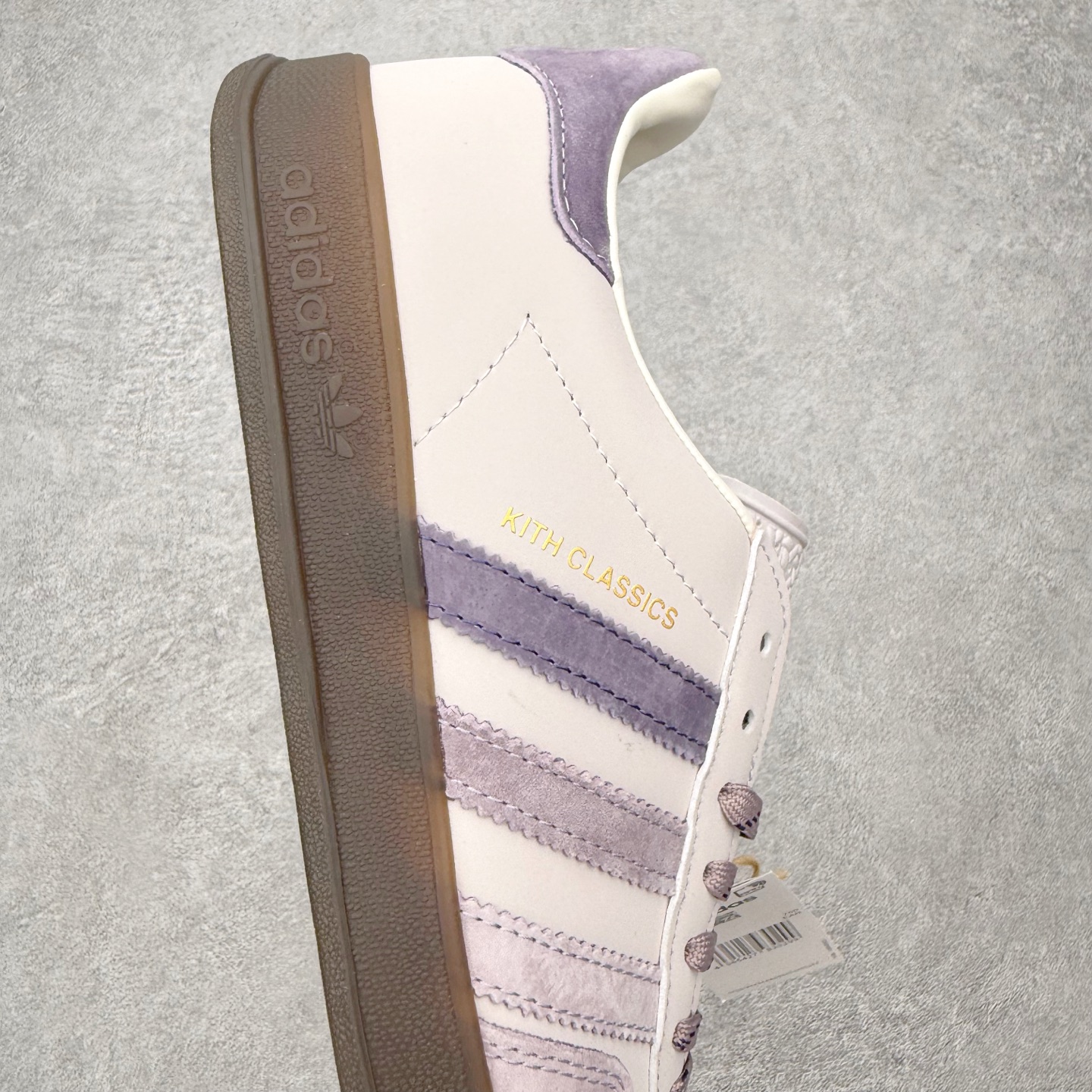图片[6]-＃HZ AD Original Gazelle Indoor Trainers 瞪羚室内鞋系列低帮复古百搭休闲运动德训风板鞋 IH0120 口碑大厂出品 全网最全AD系列 品控大底版型不断改良更新 全套原纸板楦头开发 确保原汁原味 完美呈现桑巴版型 长期补货超性价比特供批次 原厂定制长毛翻毛皮组合环保纤维革鞋面材质 内置环保海玻璃鞋垫 外置RB橡胶大底 产品品控稳定性领先行业 原厂全套原楦原纸板冲刀磨具开发 原厂皮料加持 原厂港宝加持定型后跟R度完美 将复古进行到底 简约流畅 三十年不变经典 这款Gazelle运动鞋 无论面料、配色、质感或设计 都只在重现其1991年原款的经典 皮革鞋面 撞色三条纹和鞋跟标的设计 力求呈现90年代的经典复古风潮 Samba火热的同时 也带动了其它的复古鞋型 Gazelle便是其中一只 Gazelle Indoor拥有包边更宽的T字型鞋头 更好的保护运动员的前掌 浓浓的复古氛围感 非常适合现在流行的Cleanfit风格 尺码：36 36⅔ 37⅓ 38 38⅔ 39⅓ 40 40⅔ 41⅓ 42 42⅔ 43⅓ 44 44⅔ 45-选品中心