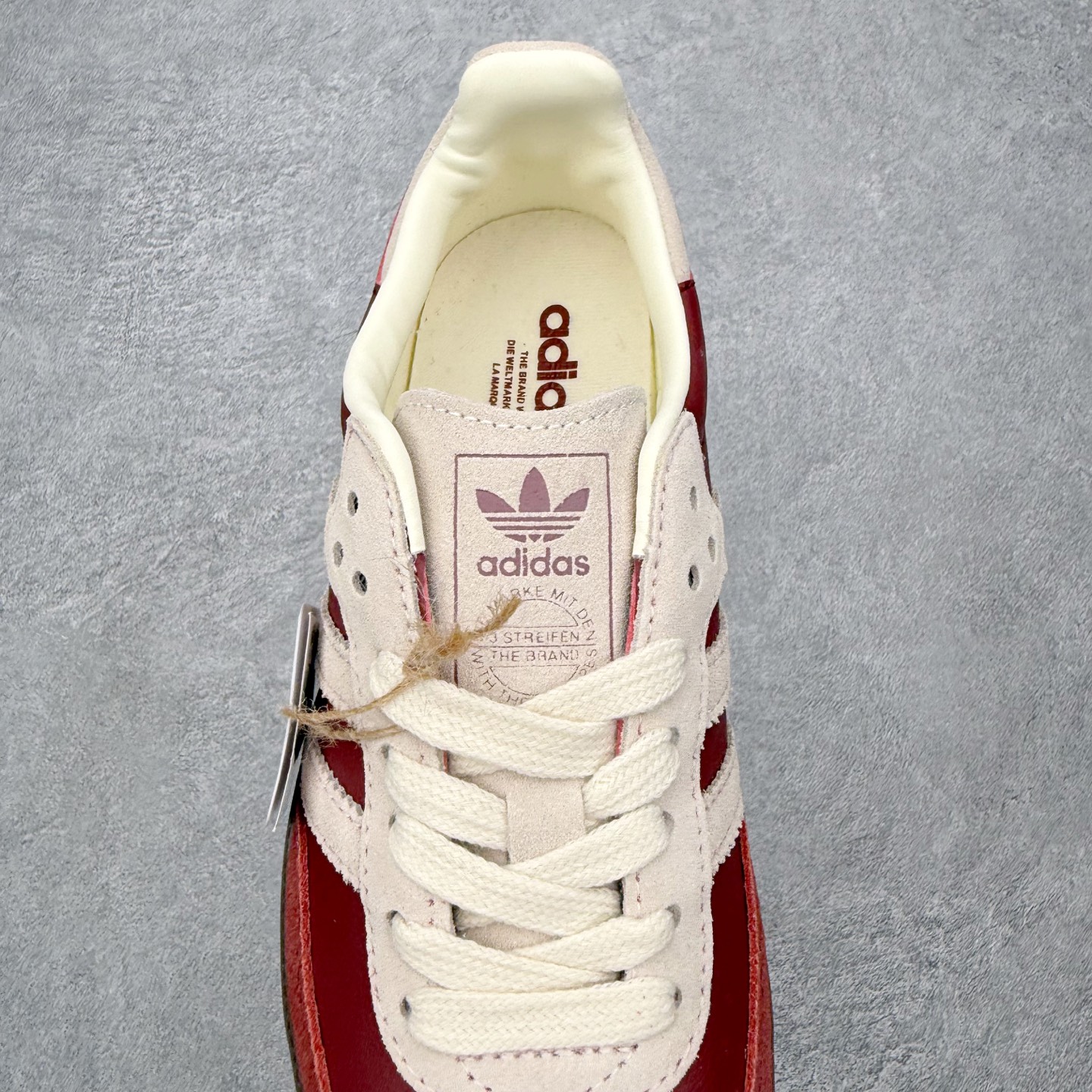 图片[5]-＃HZ AD Original Samba OG 桑巴复古经典轻便板鞋 JI3216 口碑大厂出品 全网最全AD系列 品控大底版型不断改良更新 全套原纸板楦头开发 确保原汁原味 完美呈现桑巴版型 一比一鞋头弧度高度鞋身弧度 此版本只针对中端市场 皮料材质有所更替 其他数据细节工艺流程均保持一致 绝不口嗨 细节品控鞋型随意对比 正确烫金高频细节 原装纳米超迁皮料 独家私模橡胶大底 原盒原配 这款桑巴鞋展示了高质量的工艺 带有装饰的超锁缝制和无缝的手感 柔软、柔软的皮革造型和标志性的3条纹完成了精致的外观 正规合身鞋带 鞋面上有绒面鞋垫 橡胶鞋底 享受正畸套筒软感 自50年代首次亮相以来就一直在赢得粉丝的青睐 尺码：36 36.5 37.5 38 38.5 39 40 40.5 41 42 42.5 43 44 44.5 45-选品中心