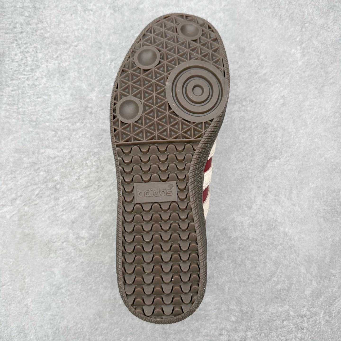图片[9]-＃HZ AD Original Samba OG 桑巴复古经典轻便板鞋 JI3216 口碑大厂出品 全网最全AD系列 品控大底版型不断改良更新 全套原纸板楦头开发 确保原汁原味 完美呈现桑巴版型 一比一鞋头弧度高度鞋身弧度 此版本只针对中端市场 皮料材质有所更替 其他数据细节工艺流程均保持一致 绝不口嗨 细节品控鞋型随意对比 正确烫金高频细节 原装纳米超迁皮料 独家私模橡胶大底 原盒原配 这款桑巴鞋展示了高质量的工艺 带有装饰的超锁缝制和无缝的手感 柔软、柔软的皮革造型和标志性的3条纹完成了精致的外观 正规合身鞋带 鞋面上有绒面鞋垫 橡胶鞋底 享受正畸套筒软感 自50年代首次亮相以来就一直在赢得粉丝的青睐 尺码：36 36.5 37.5 38 38.5 39 40 40.5 41 42 42.5 43 44 44.5 45-选品中心