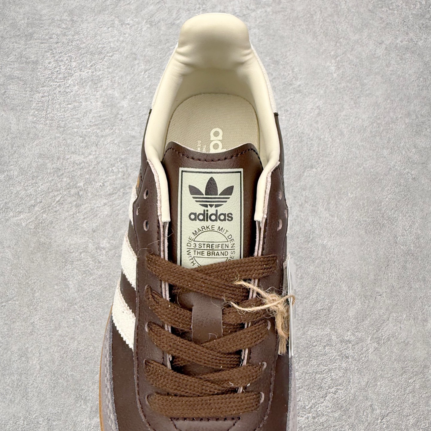 图片[5]-＃HZ AD Original Samba OG 桑巴复古经典轻便板鞋 ID1841 口碑大厂出品 全网最全AD系列 品控大底版型不断改良更新 全套原纸板楦头开发 确保原汁原味 完美呈现桑巴版型 一比一鞋头弧度高度鞋身弧度 此版本只针对中端市场 皮料材质有所更替 其他数据细节工艺流程均保持一致 绝不口嗨 细节品控鞋型随意对比 正确烫金高频细节 原装纳米超迁皮料 独家私模橡胶大底 原盒原配 这款桑巴鞋展示了高质量的工艺 带有装饰的超锁缝制和无缝的手感 柔软、柔软的皮革造型和标志性的3条纹完成了精致的外观 正规合身鞋带 鞋面上有绒面鞋垫 橡胶鞋底 享受正畸套筒软感 自50年代首次亮相以来就一直在赢得粉丝的青睐 尺码：36 36.5 37.5 38 38.5 39 40 40.5 41 42 42.5 43 44 44.5 45-选品中心