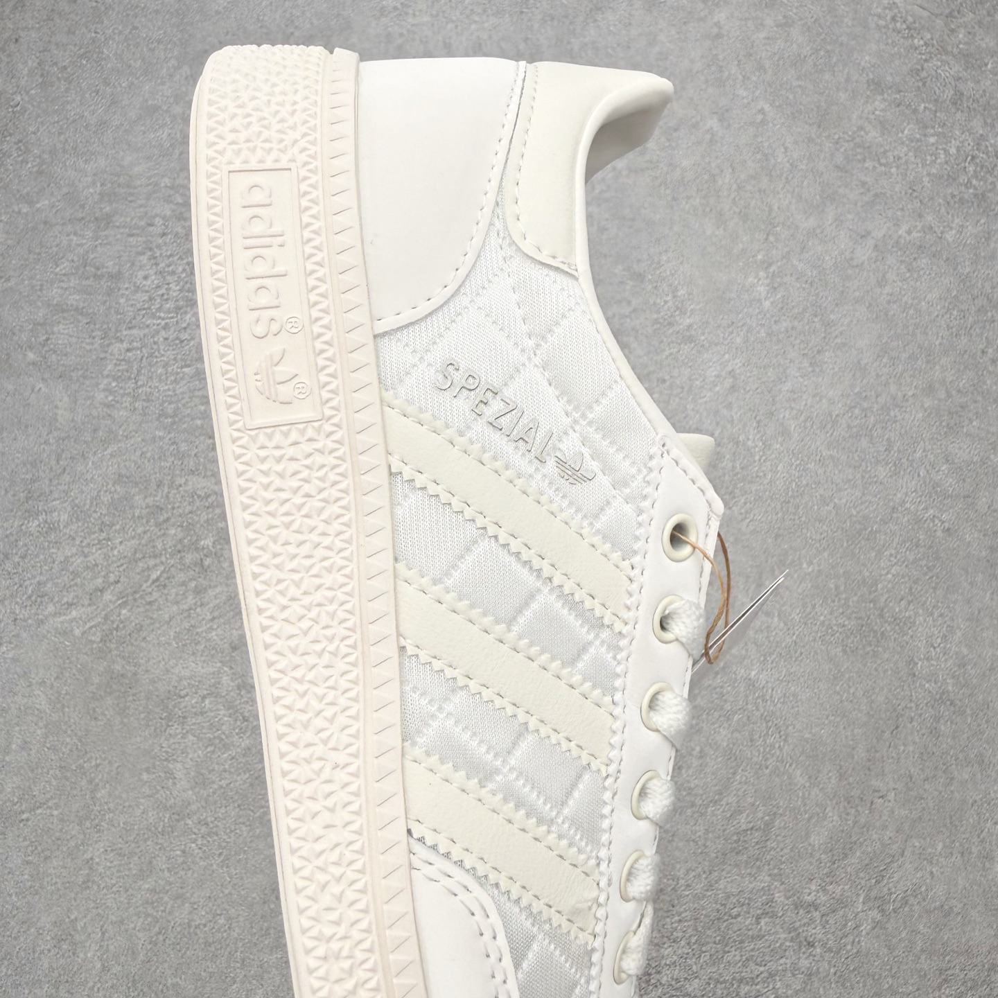 图片[6]-＃HZ AD Originals Handball SPZL 手球运动员系列百搭休闲运动板鞋 KJ0854 口碑大厂出品 全网最全AD系列 品控大底版型不断改良更新 全套原纸板楦头开发 确保原汁原味 完美呈现版型 这款来自阿迪达斯的这款HANDBALL SPZL前身是一双手球运动鞋，这一次拿来复刻，所以鞋面的主要色彩选用了黑色， 鞋面外侧除了Spezial字母之外还有三叶草标志。Handball SPZL作为复古手球训练鞋与作为室内足球鞋的Samba有着异曲同工之处，但是质感更为出众的鞋身以及丰富的配色选择比起Samba来讲可以说是更胜一筹了！尺码：36 36⅔ 37⅓ 38 38⅔ 39⅓ 40 40⅔ 41⅓ 42 42⅔ 43⅓ 44 44⅔ 45-选品中心
