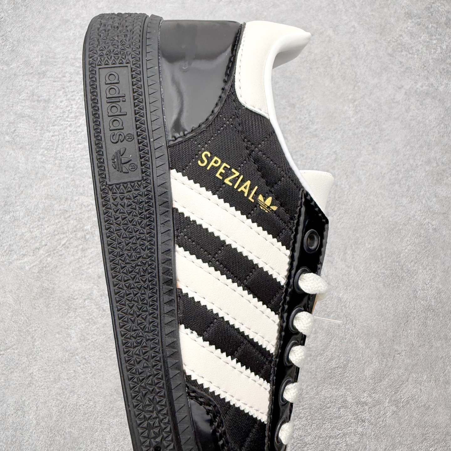 图片[6]-＃HZ AD Originals Handball SPZL 手球运动员系列百搭休闲运动板鞋 JP5669 口碑大厂出品 全网最全AD系列 品控大底版型不断改良更新 全套原纸板楦头开发 确保原汁原味 完美呈现版型 这款来自阿迪达斯的这款HANDBALL SPZL前身是一双手球运动鞋，这一次拿来复刻，所以鞋面的主要色彩选用了黑色， 鞋面外侧除了Spezial字母之外还有三叶草标志。Handball SPZL作为复古手球训练鞋与作为室内足球鞋的Samba有着异曲同工之处，但是质感更为出众的鞋身以及丰富的配色选择比起Samba来讲可以说是更胜一筹了！尺码：36 36⅔ 37⅓ 38 38⅔ 39⅓ 40 40⅔ 41⅓ 42 42⅔ 43⅓ 44 44⅔ 45-选品中心