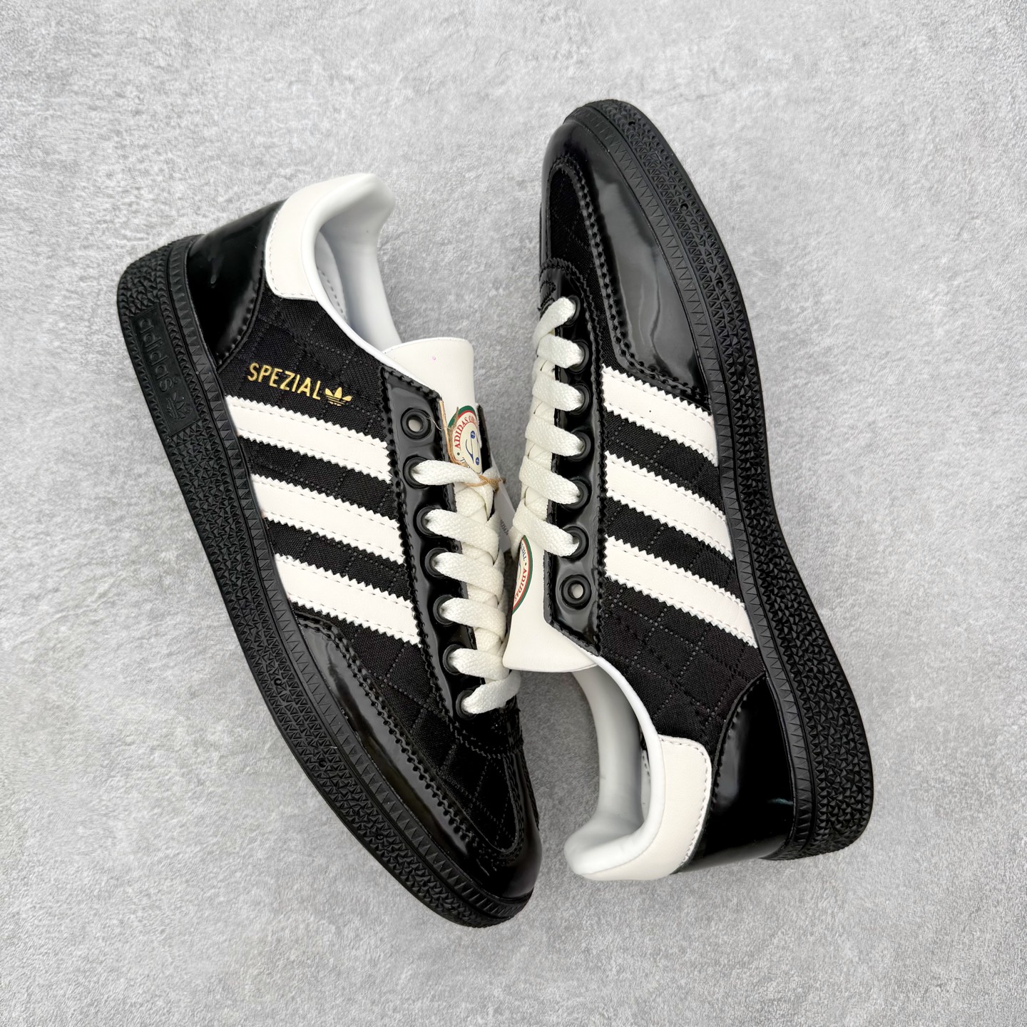 图片[3]-＃HZ AD Originals Handball SPZL 手球运动员系列百搭休闲运动板鞋 JP5669 口碑大厂出品 全网最全AD系列 品控大底版型不断改良更新 全套原纸板楦头开发 确保原汁原味 完美呈现版型 这款来自阿迪达斯的这款HANDBALL SPZL前身是一双手球运动鞋，这一次拿来复刻，所以鞋面的主要色彩选用了黑色， 鞋面外侧除了Spezial字母之外还有三叶草标志。Handball SPZL作为复古手球训练鞋与作为室内足球鞋的Samba有着异曲同工之处，但是质感更为出众的鞋身以及丰富的配色选择比起Samba来讲可以说是更胜一筹了！尺码：36 36⅔ 37⅓ 38 38⅔ 39⅓ 40 40⅔ 41⅓ 42 42⅔ 43⅓ 44 44⅔ 45-选品中心