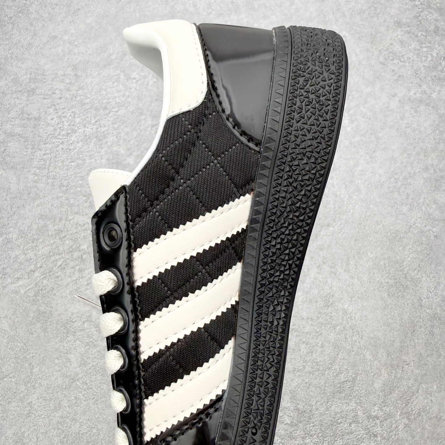 图片[7]-＃HZ AD Originals Handball SPZL 手球运动员系列百搭休闲运动板鞋 JP5669 口碑大厂出品 全网最全AD系列 品控大底版型不断改良更新 全套原纸板楦头开发 确保原汁原味 完美呈现版型 这款来自阿迪达斯的这款HANDBALL SPZL前身是一双手球运动鞋，这一次拿来复刻，所以鞋面的主要色彩选用了黑色， 鞋面外侧除了Spezial字母之外还有三叶草标志。Handball SPZL作为复古手球训练鞋与作为室内足球鞋的Samba有着异曲同工之处，但是质感更为出众的鞋身以及丰富的配色选择比起Samba来讲可以说是更胜一筹了！尺码：36 36⅔ 37⅓ 38 38⅔ 39⅓ 40 40⅔ 41⅓ 42 42⅔ 43⅓ 44 44⅔ 45-选品中心
