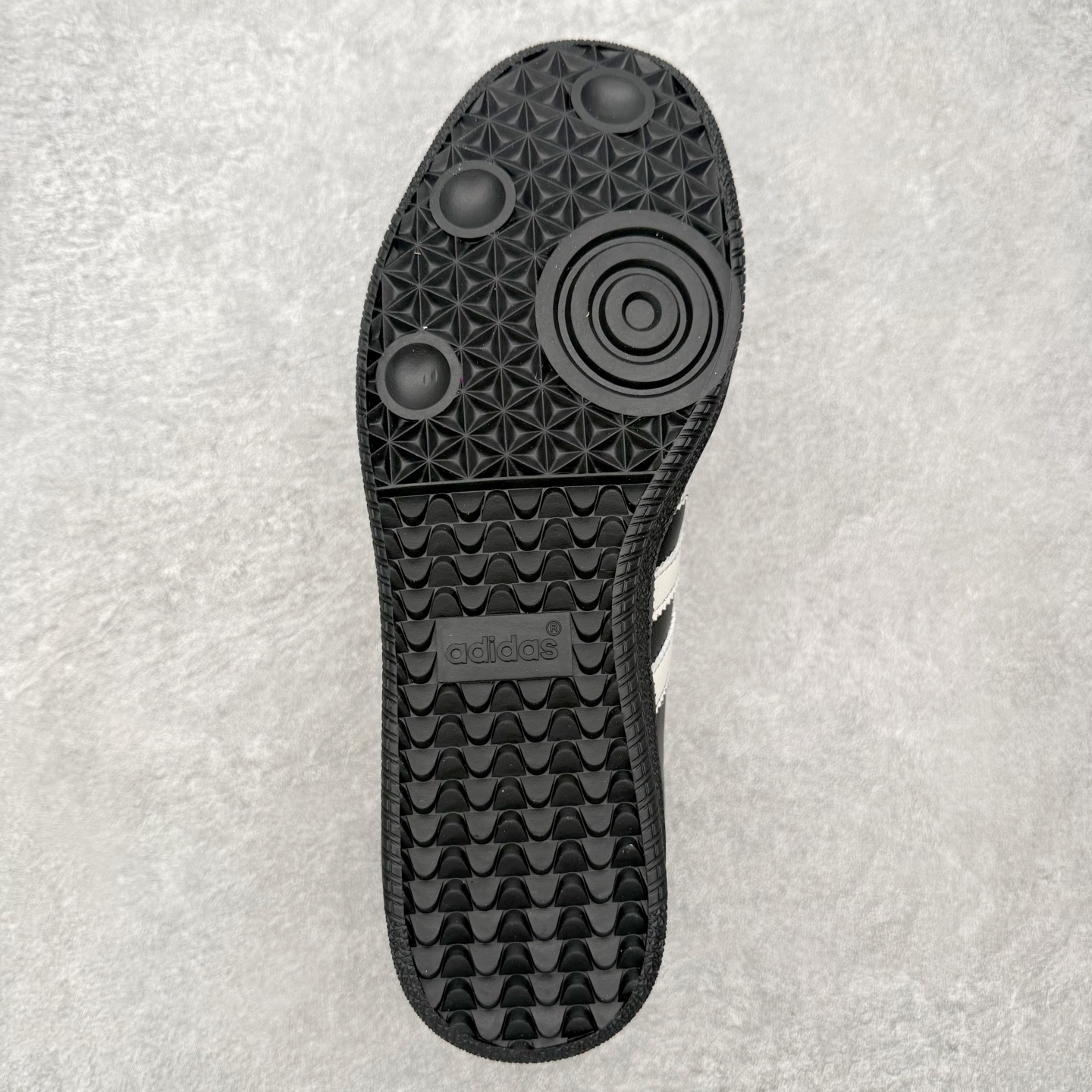 图片[9]-＃HZ AD Original Samba OG 桑巴复古经典轻便板鞋 JP5282 口碑大厂出品 全网最全AD系列 品控大底版型不断改良更新 全套原纸板楦头开发 确保原汁原味 完美呈现桑巴版型 一比一鞋头弧度高度鞋身弧度 此版本只针对中端市场 皮料材质有所更替 其他数据细节工艺流程均保持一致 绝不口嗨 细节品控鞋型随意对比 正确烫金高频细节 原装纳米超迁皮料 独家私模橡胶大底 原盒原配 这款桑巴鞋展示了高质量的工艺 带有装饰的超锁缝制和无缝的手感 柔软、柔软的皮革造型和标志性的3条纹完成了精致的外观 正规合身鞋带 鞋面上有绒面鞋垫 橡胶鞋底 享受正畸套筒软感 自50年代首次亮相以来就一直在赢得粉丝的青睐 尺码：36 36.5 37.5 38 38.5 39 40 40.5 41 42 42.5 43 44 44.5 45-选品中心