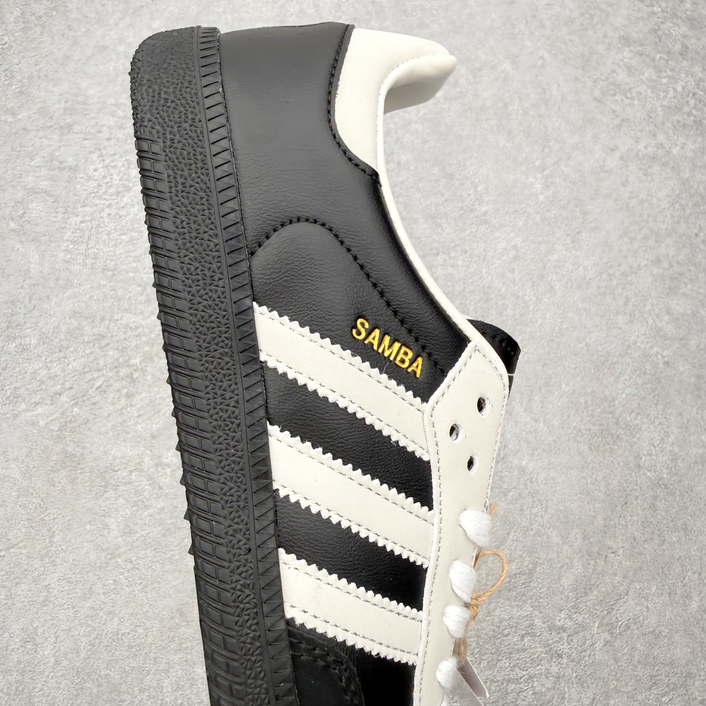 图片[6]-＃HZ AD Original Samba OG 桑巴复古经典轻便板鞋 JP5282 口碑大厂出品 全网最全AD系列 品控大底版型不断改良更新 全套原纸板楦头开发 确保原汁原味 完美呈现桑巴版型 一比一鞋头弧度高度鞋身弧度 此版本只针对中端市场 皮料材质有所更替 其他数据细节工艺流程均保持一致 绝不口嗨 细节品控鞋型随意对比 正确烫金高频细节 原装纳米超迁皮料 独家私模橡胶大底 原盒原配 这款桑巴鞋展示了高质量的工艺 带有装饰的超锁缝制和无缝的手感 柔软、柔软的皮革造型和标志性的3条纹完成了精致的外观 正规合身鞋带 鞋面上有绒面鞋垫 橡胶鞋底 享受正畸套筒软感 自50年代首次亮相以来就一直在赢得粉丝的青睐 尺码：36 36.5 37.5 38 38.5 39 40 40.5 41 42 42.5 43 44 44.5 45-选品中心